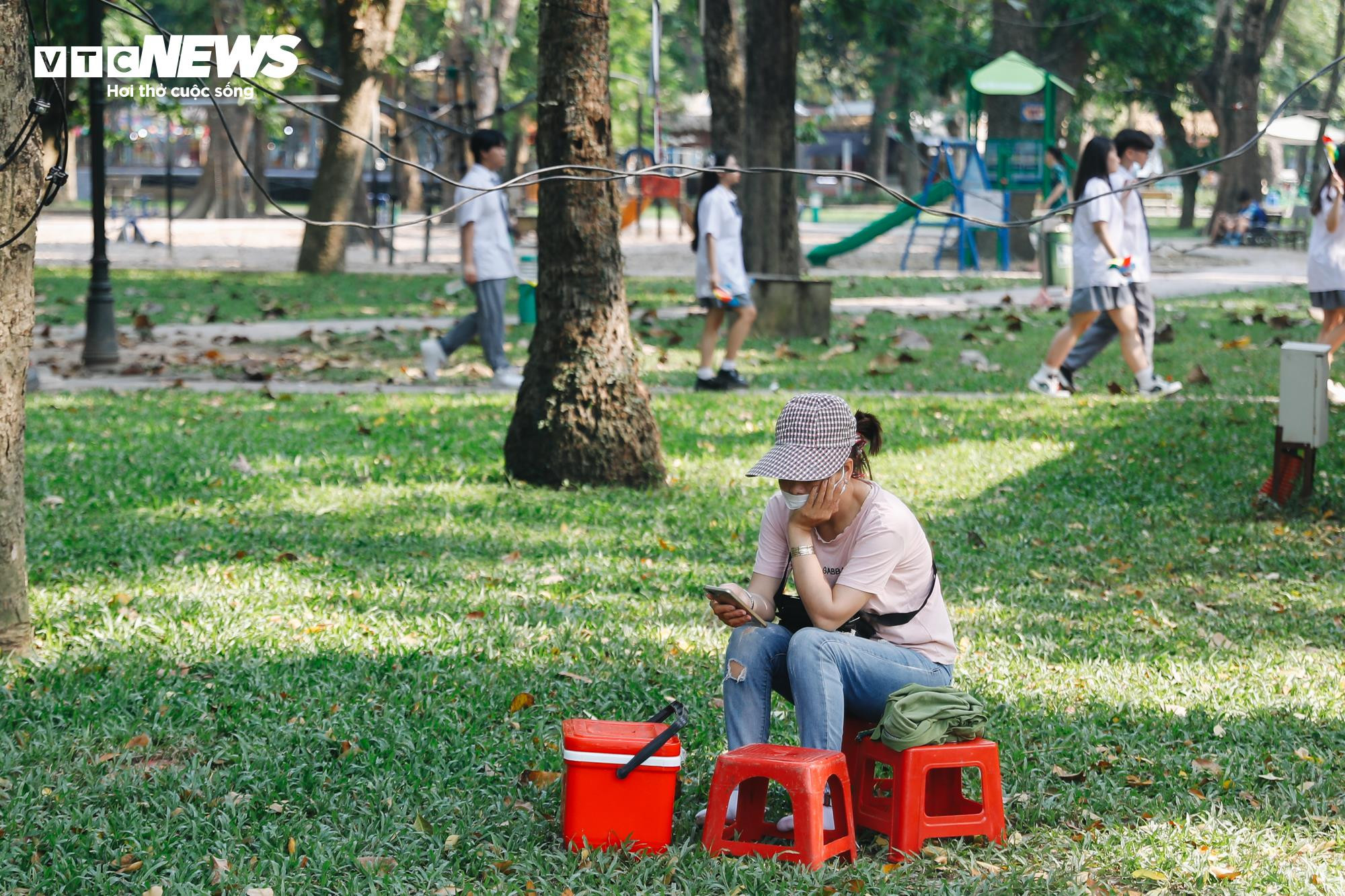 Công viên lớn nhất Hà Nội vắng hoe ngày nghỉ lễ, các trò chơi đắp bạt chờ khách - 5