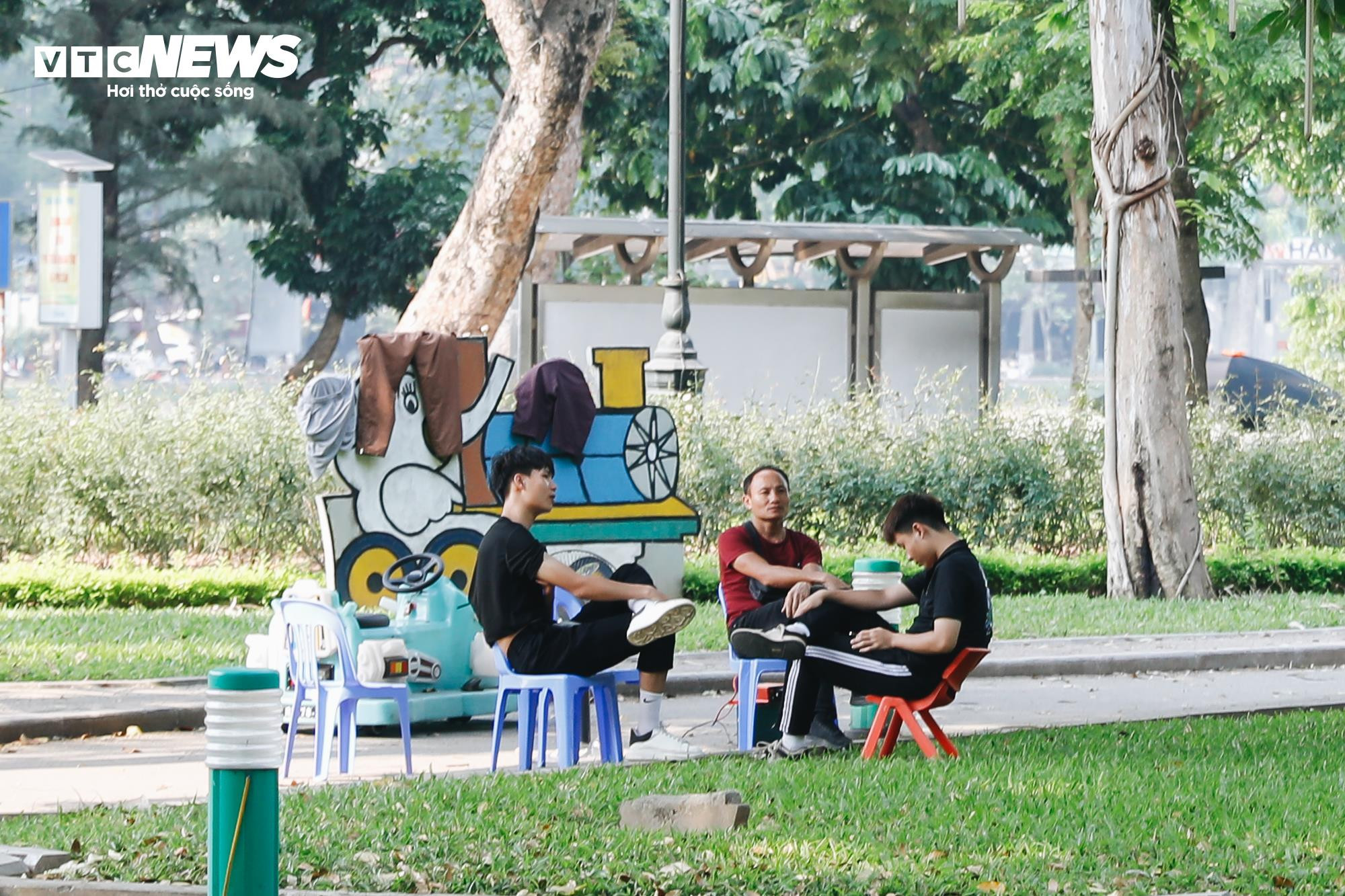 Công viên lớn nhất Hà Nội vắng hoe ngày nghỉ lễ, các trò chơi đắp bạt chờ khách - 10