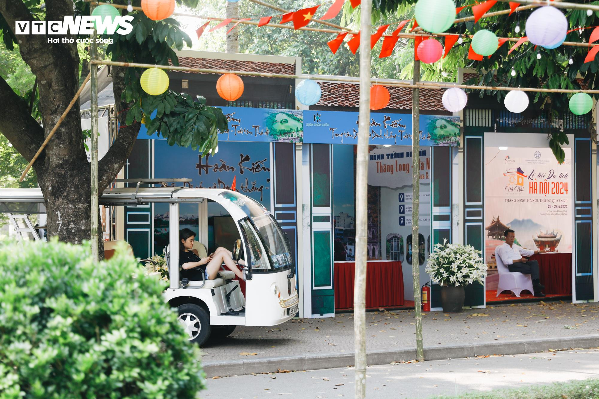 Công viên lớn nhất Hà Nội vắng hoe ngày nghỉ lễ, các trò chơi đắp bạt chờ khách - 3