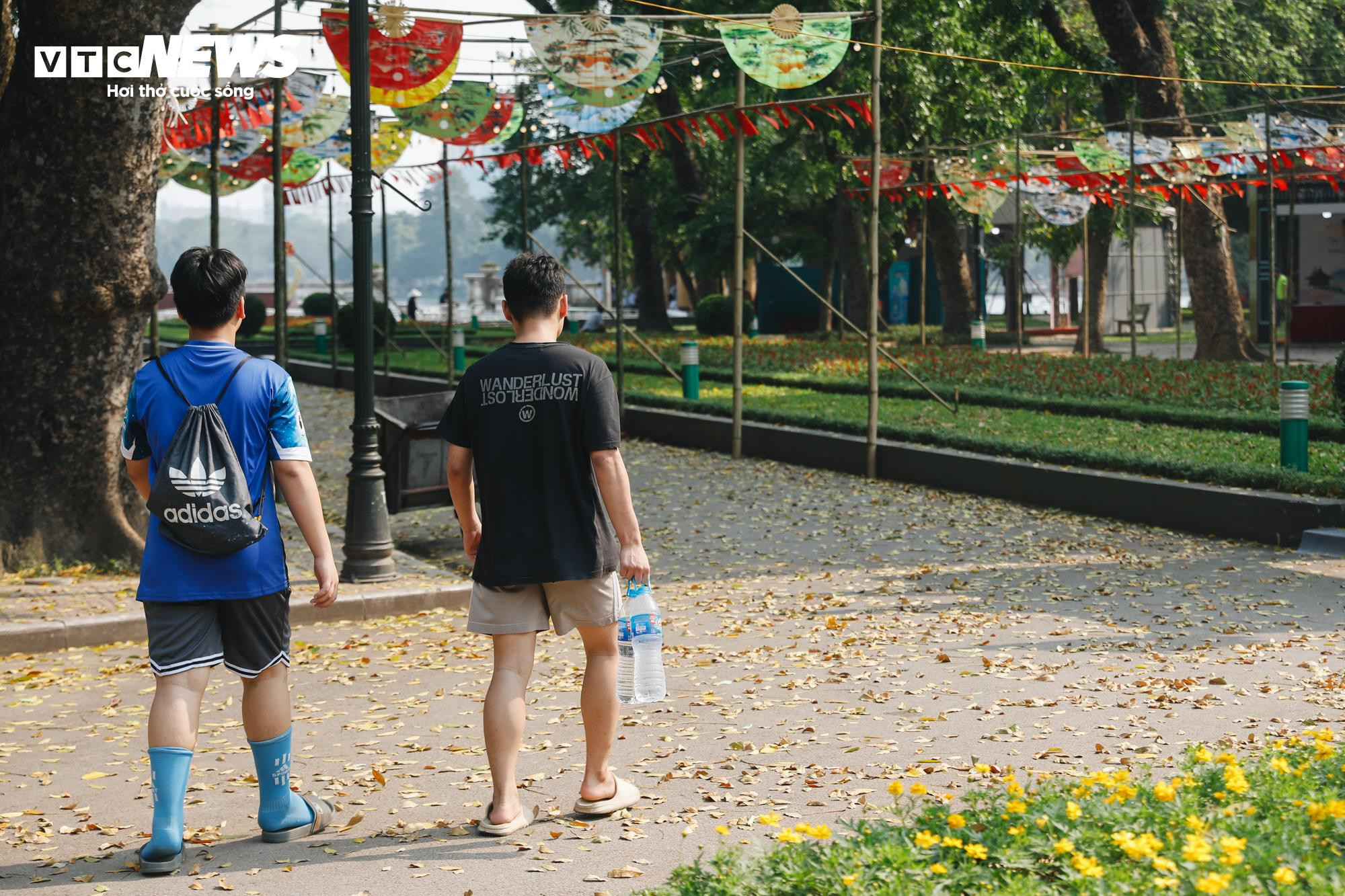 Công viên lớn nhất Hà Nội vắng hoe ngày nghỉ lễ, các trò chơi đắp bạt chờ khách - 12