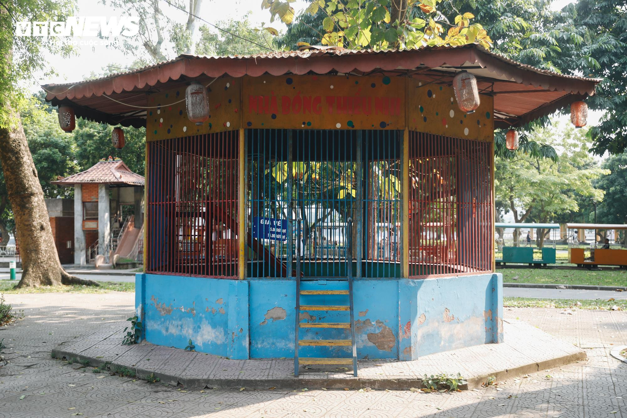 Công viên lớn nhất Hà Nội vắng hoe ngày nghỉ lễ, các trò chơi đắp bạt chờ khách - 8