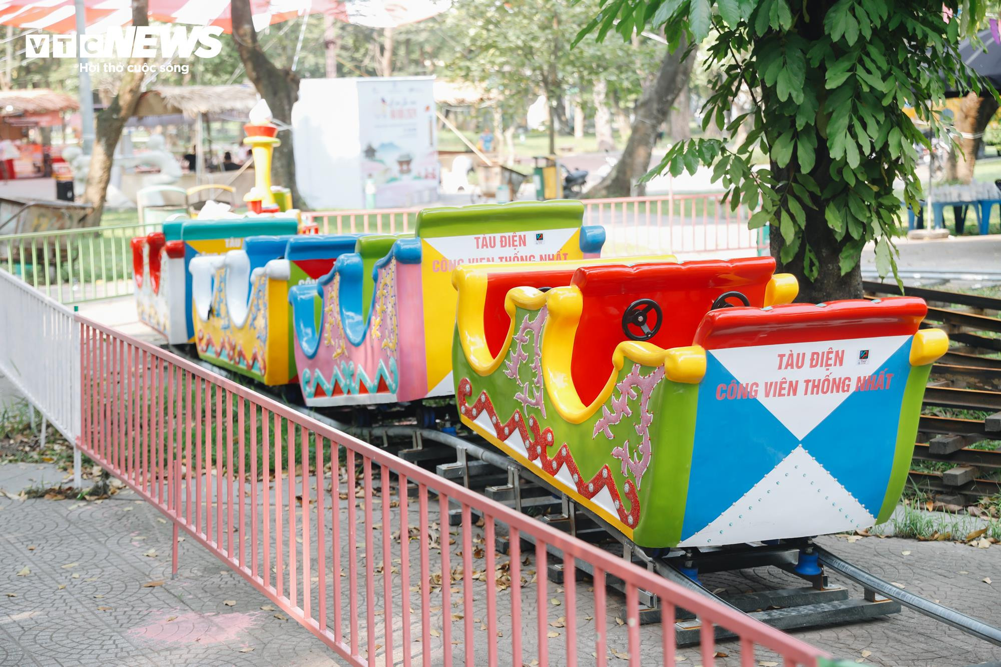 Công viên lớn nhất Hà Nội vắng hoe ngày nghỉ lễ, các trò chơi đắp bạt chờ khách - 6