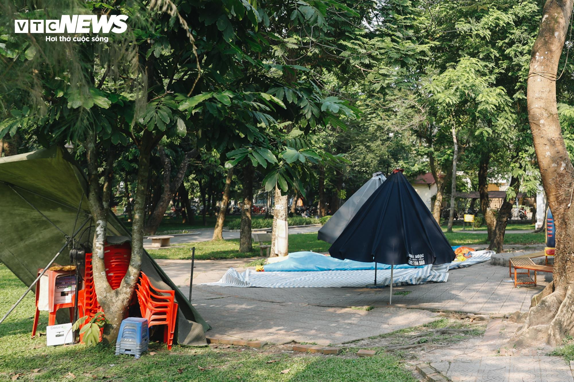 Công viên lớn nhất Hà Nội vắng hoe ngày nghỉ lễ, các trò chơi đắp bạt chờ khách - 9