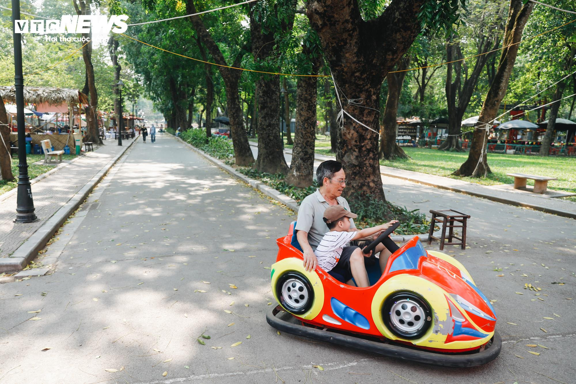 Công viên lớn nhất Hà Nội vắng hoe ngày nghỉ lễ, các trò chơi đắp bạt chờ khách - 11