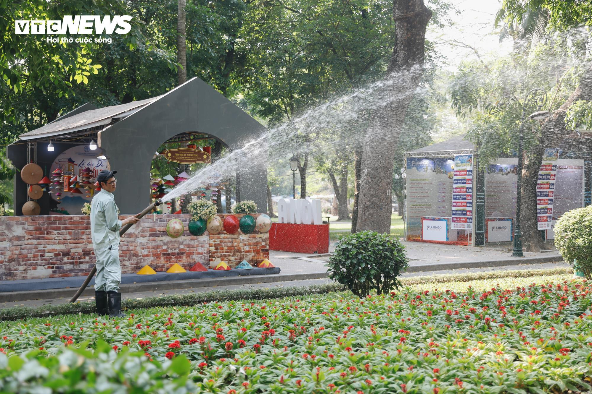 Công viên lớn nhất Hà Nội vắng hoe ngày nghỉ lễ, các trò chơi đắp bạt chờ khách - 14