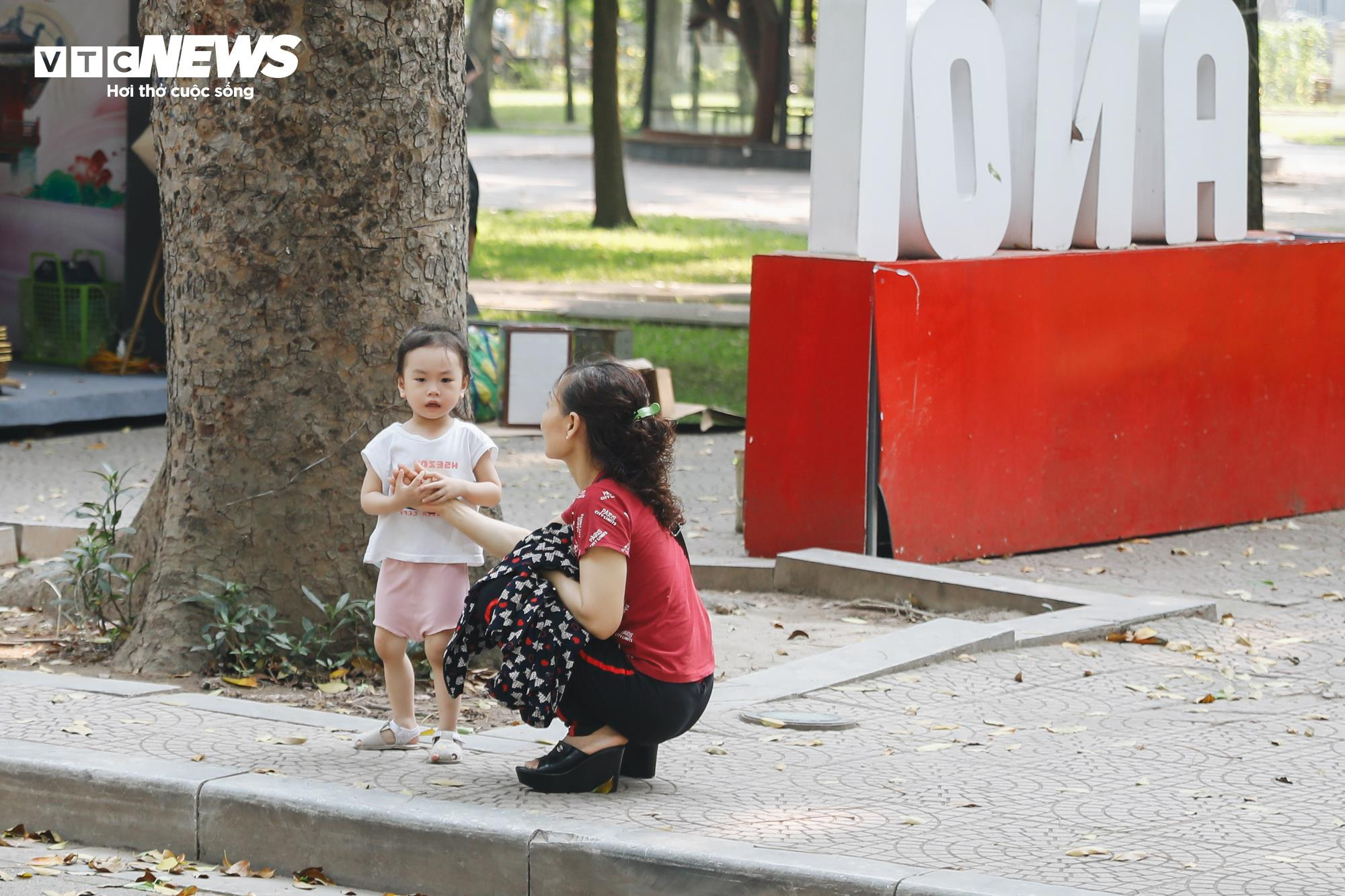 Công viên lớn nhất Hà Nội vắng hoe ngày nghỉ lễ, các trò chơi đắp bạt chờ khách - 13