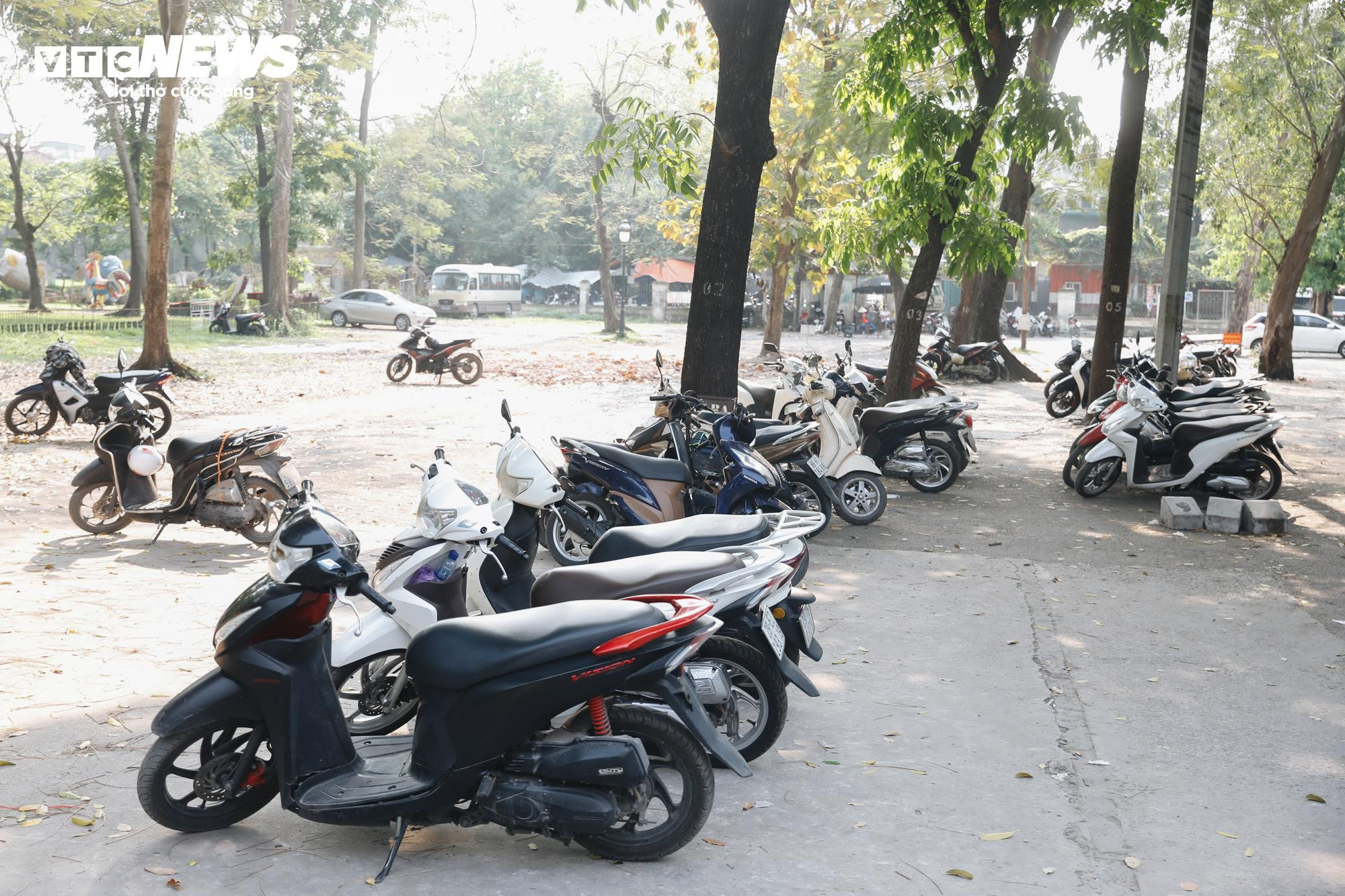 Công viên lớn nhất Hà Nội vắng hoe ngày nghỉ lễ, các trò chơi đắp bạt chờ khách - 2