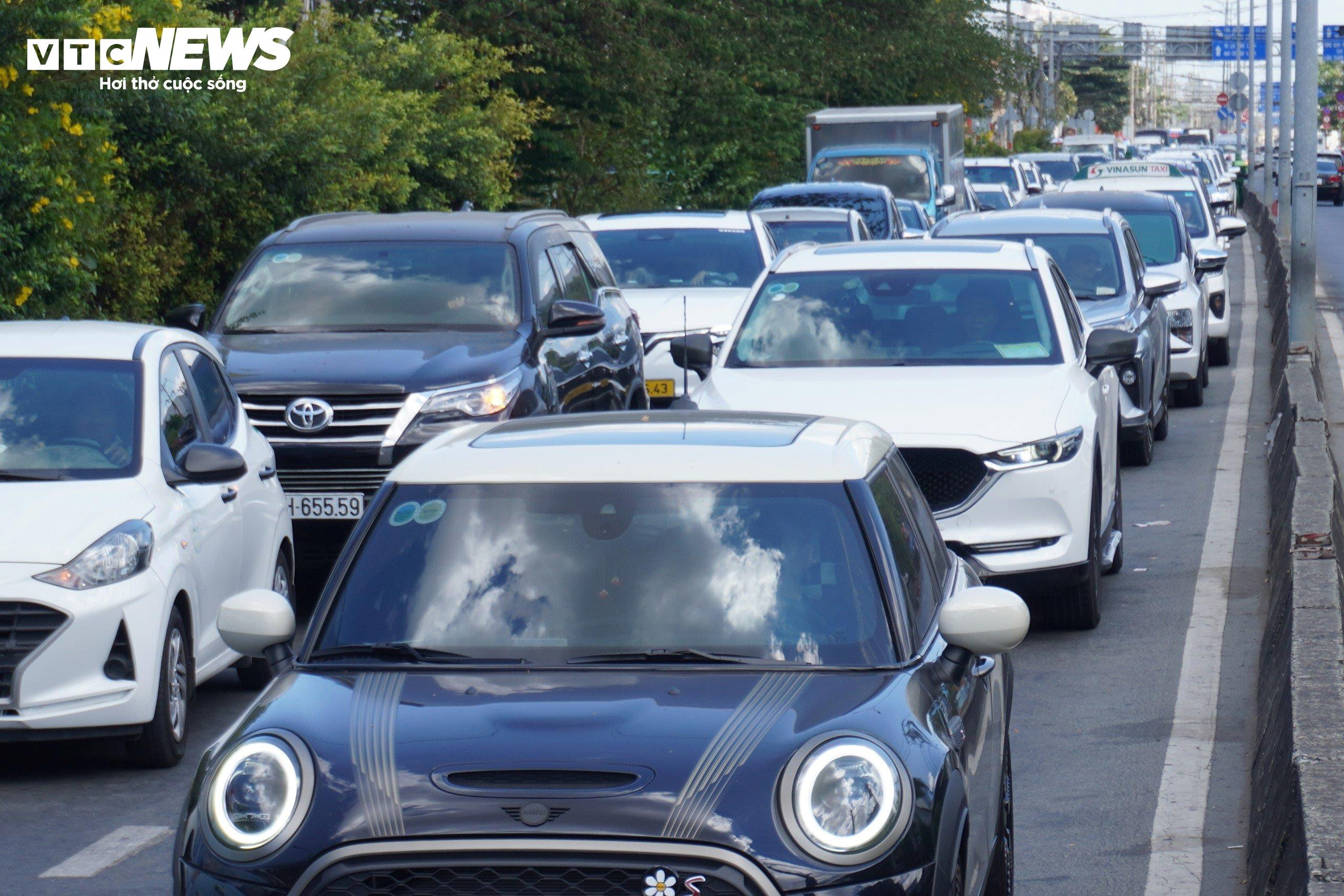 Cao tốc TP.HCM-Long Thành-Dầu Giây quá tải, chạy vào phà Cát Lái cũng kẹt cứng - 3