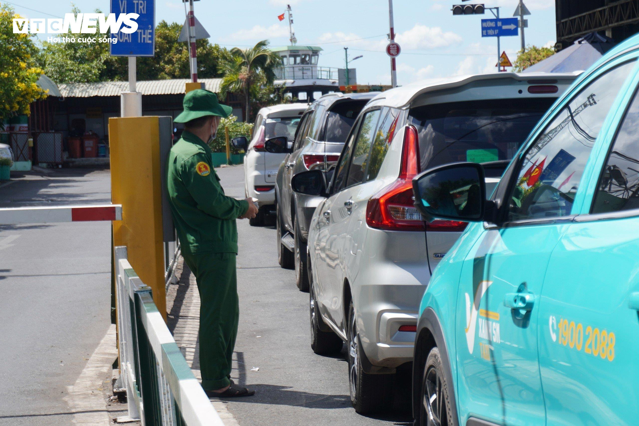 Cao tốc TP.HCM-Long Thành-Dầu Giây quá tải, chạy vào phà Cát Lái cũng kẹt cứng - 6