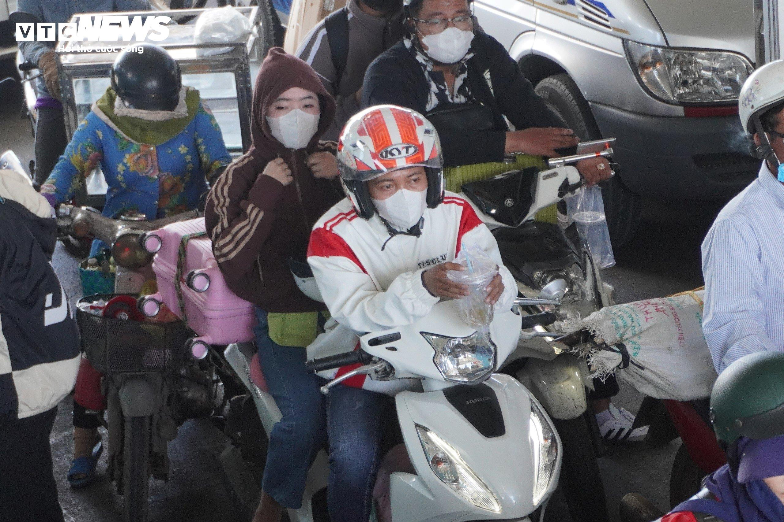 Cao tốc TP.HCM-Long Thành-Dầu Giây quá tải, chạy vào phà Cát Lái cũng kẹt cứng - 11