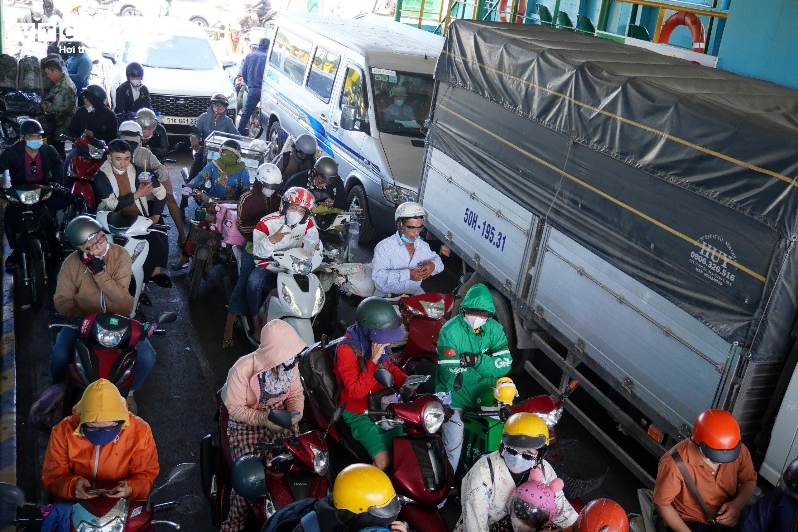 Cao tốc TP.HCM-Long Thành-Dầu Giây quá tải, chạy vào phà Cát Lái cũng kẹt cứng - 13