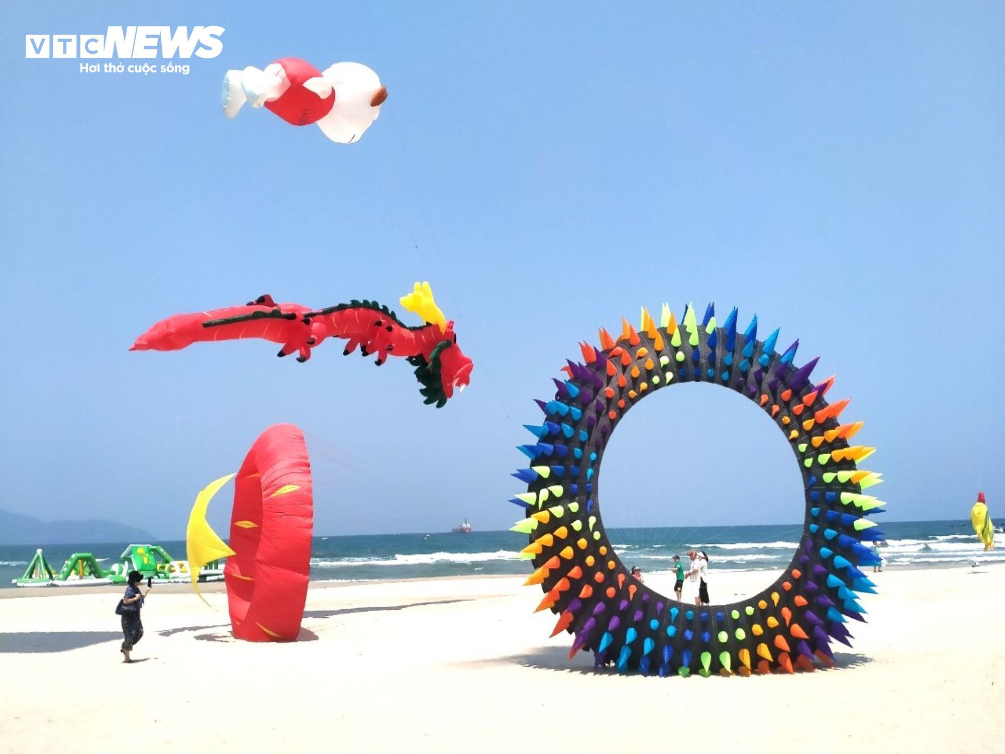 Du khách mê mẩn ngắm diều độc lạ ở biển Đà Nẵng - 3
