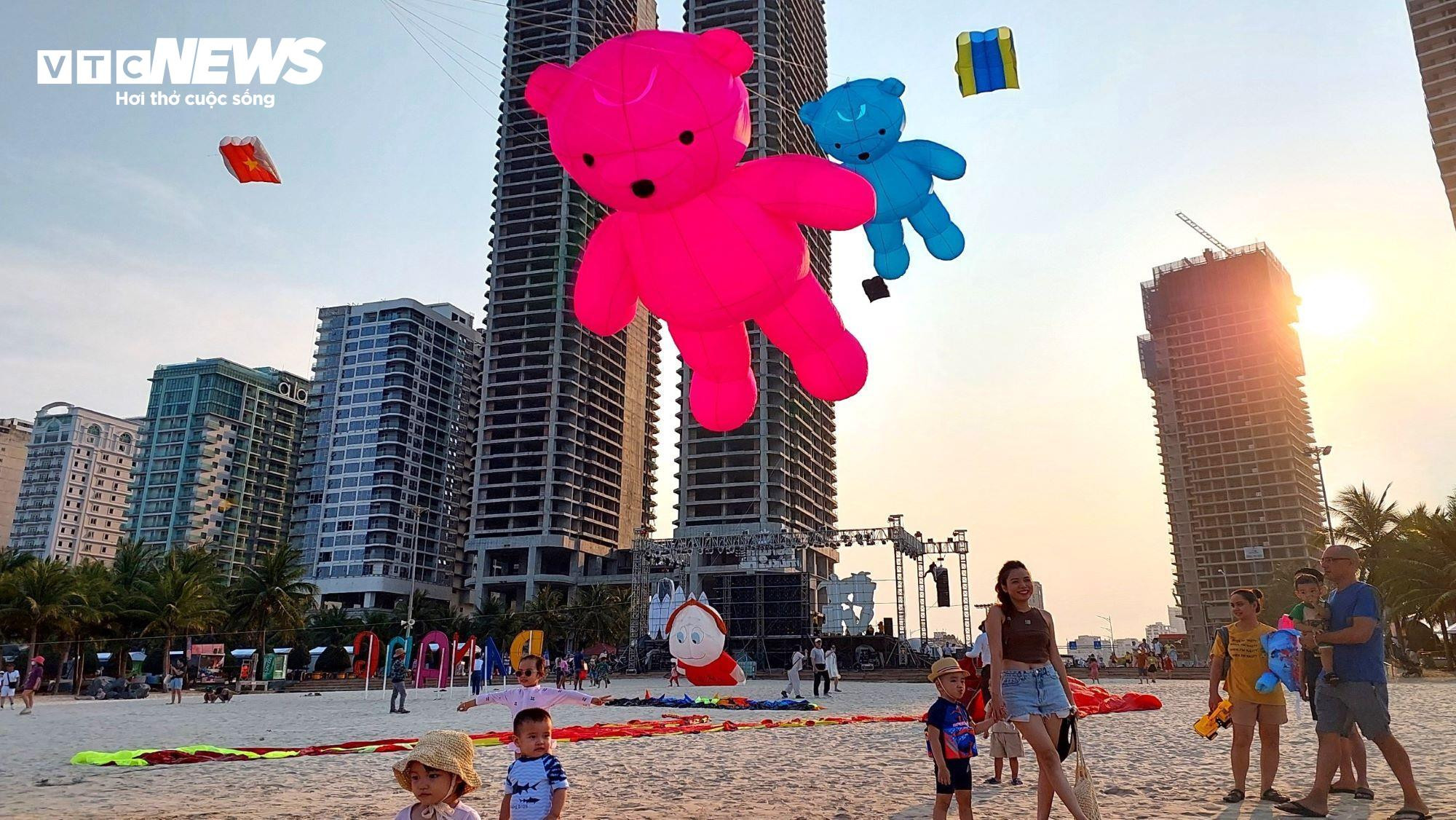 Du khách mê mẩn ngắm diều độc lạ ở biển Đà Nẵng - 2