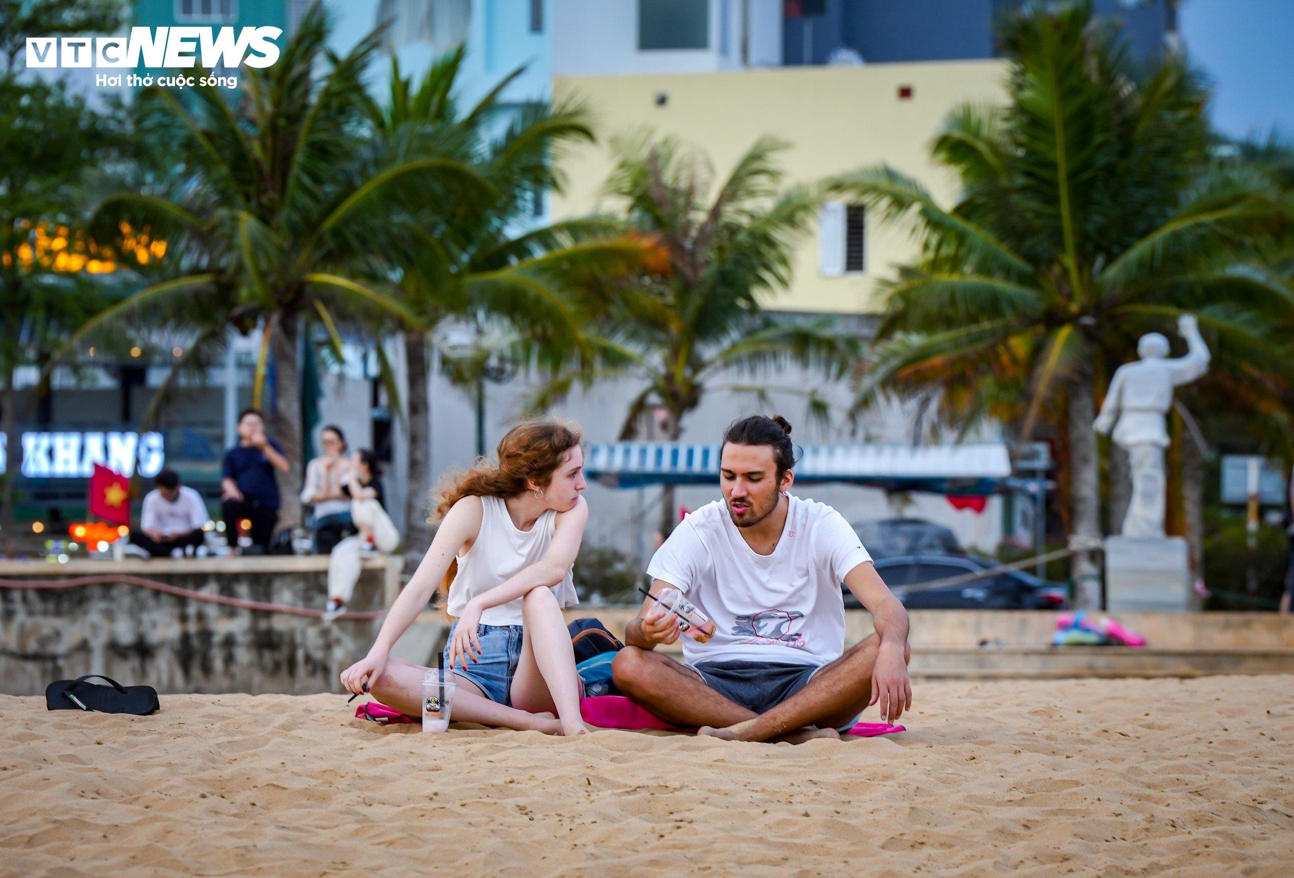 Người dân, du khách đổ xô hạ nhiệt, 'quây kín' bãi biển ở Quy Nhơn - 7