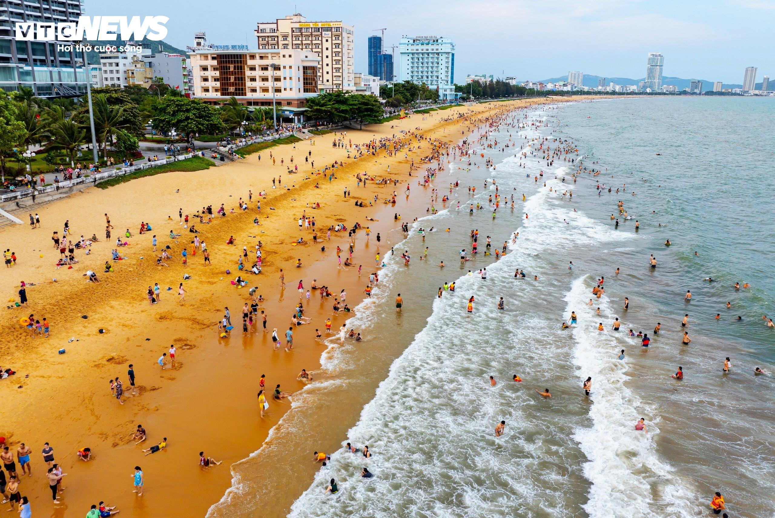 Người dân, du khách đổ xô hạ nhiệt, 'quây kín' bãi biển ở Quy Nhơn - 11