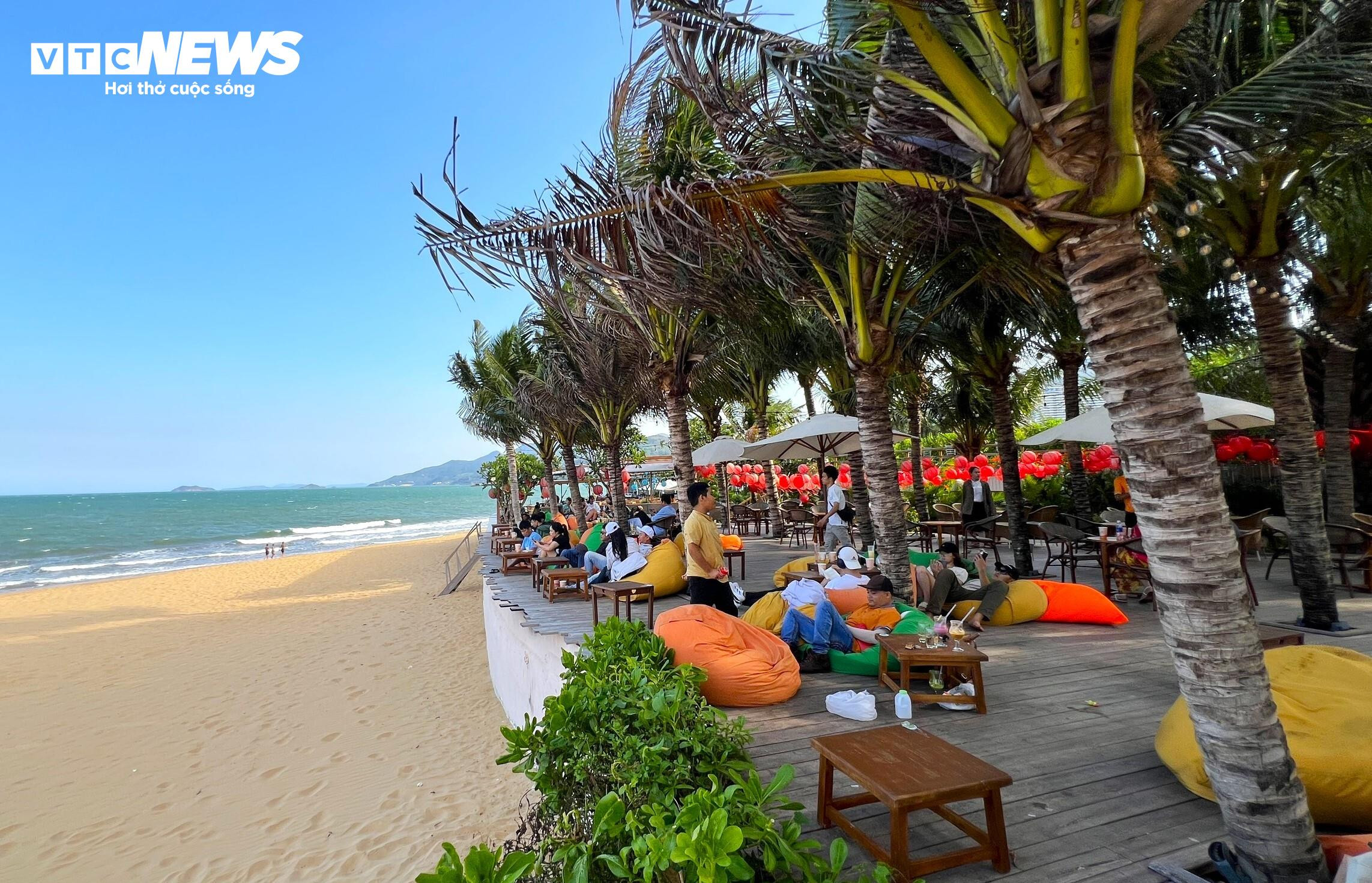 Người dân, du khách đổ xô hạ nhiệt, 'quây kín' bãi biển ở Quy Nhơn - 8