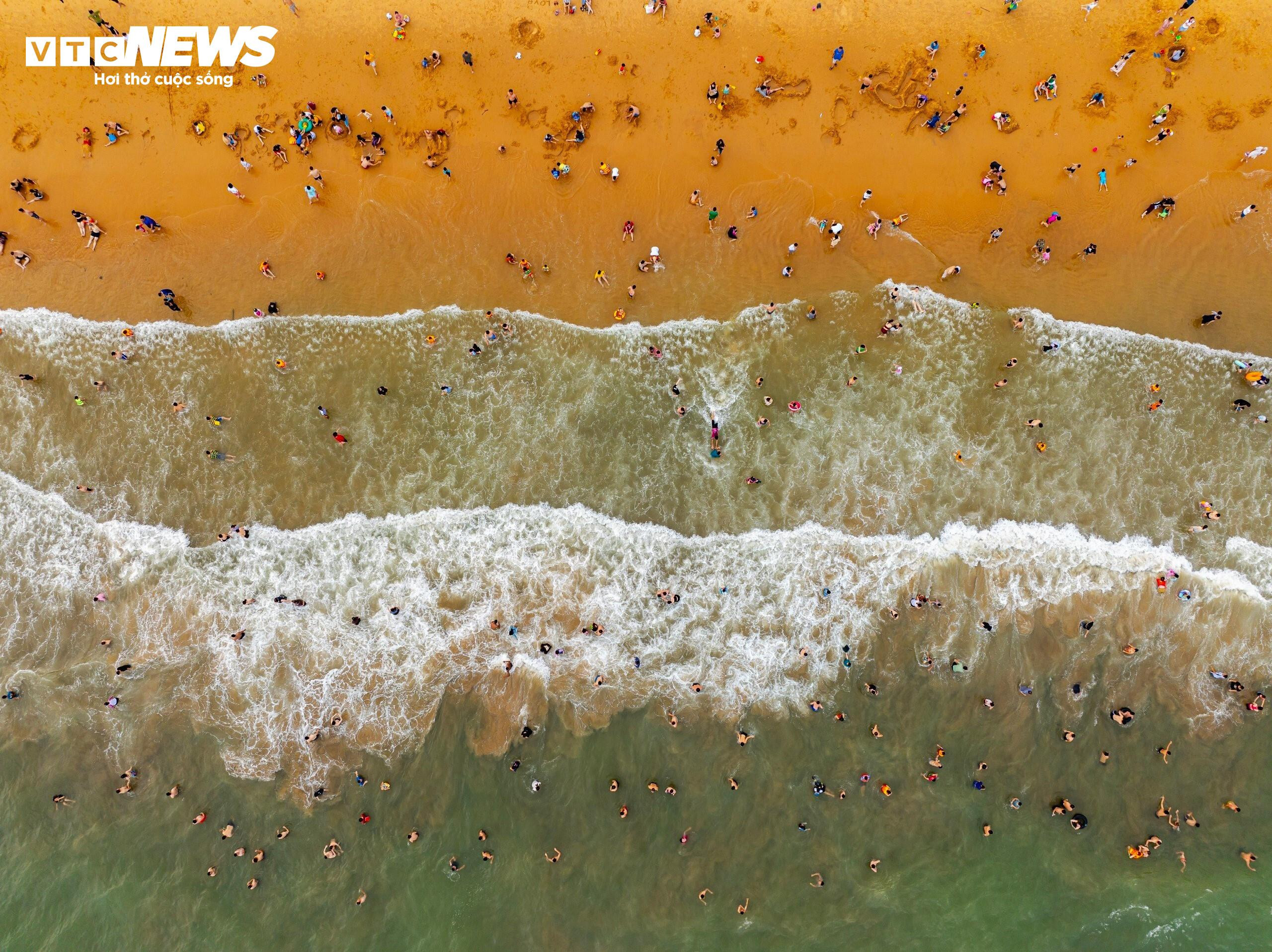 Người dân, du khách đổ xô hạ nhiệt, 'quây kín' bãi biển ở Quy Nhơn - 10