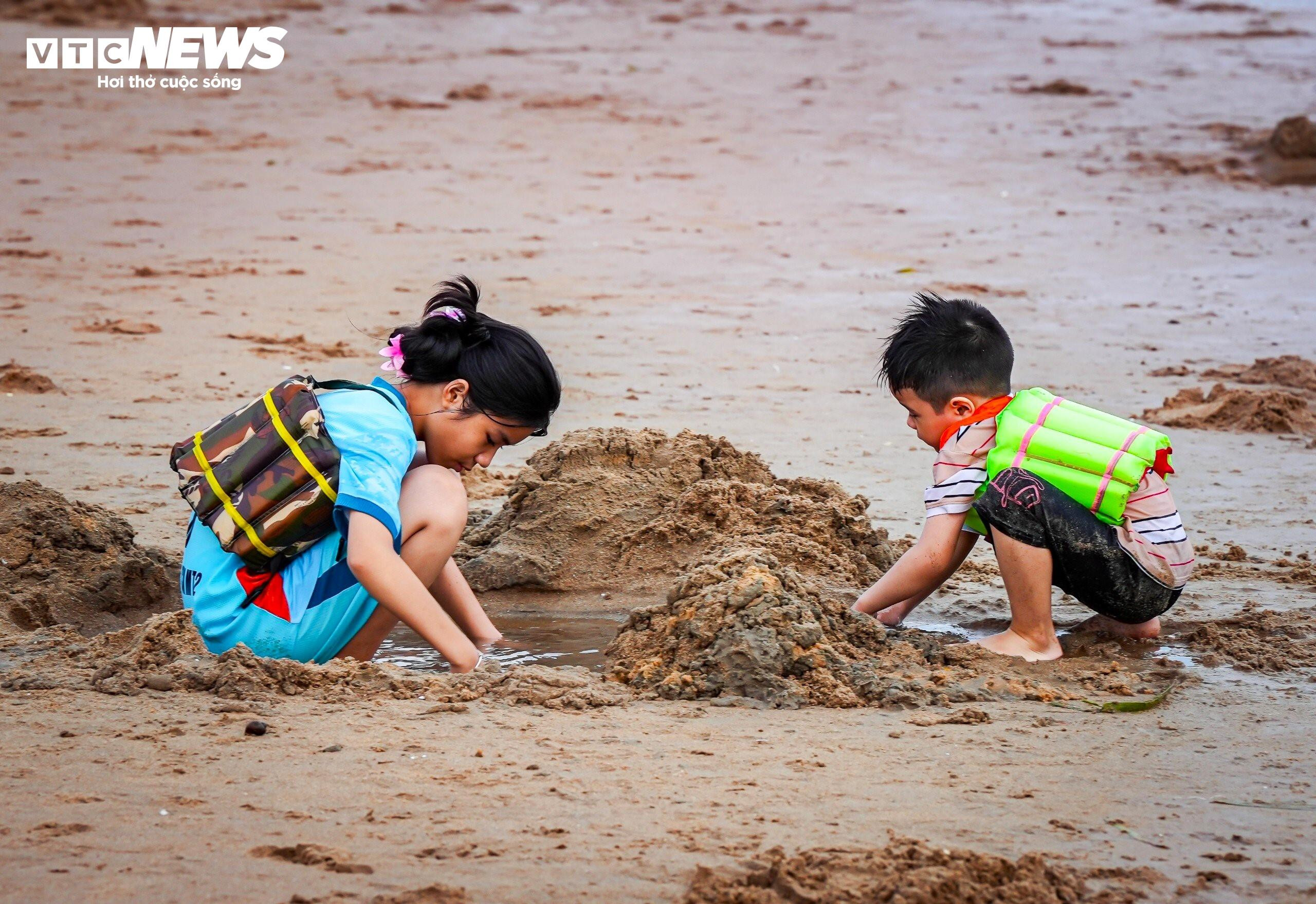Người dân, du khách đổ xô hạ nhiệt, 'quây kín' bãi biển ở Quy Nhơn - 4
