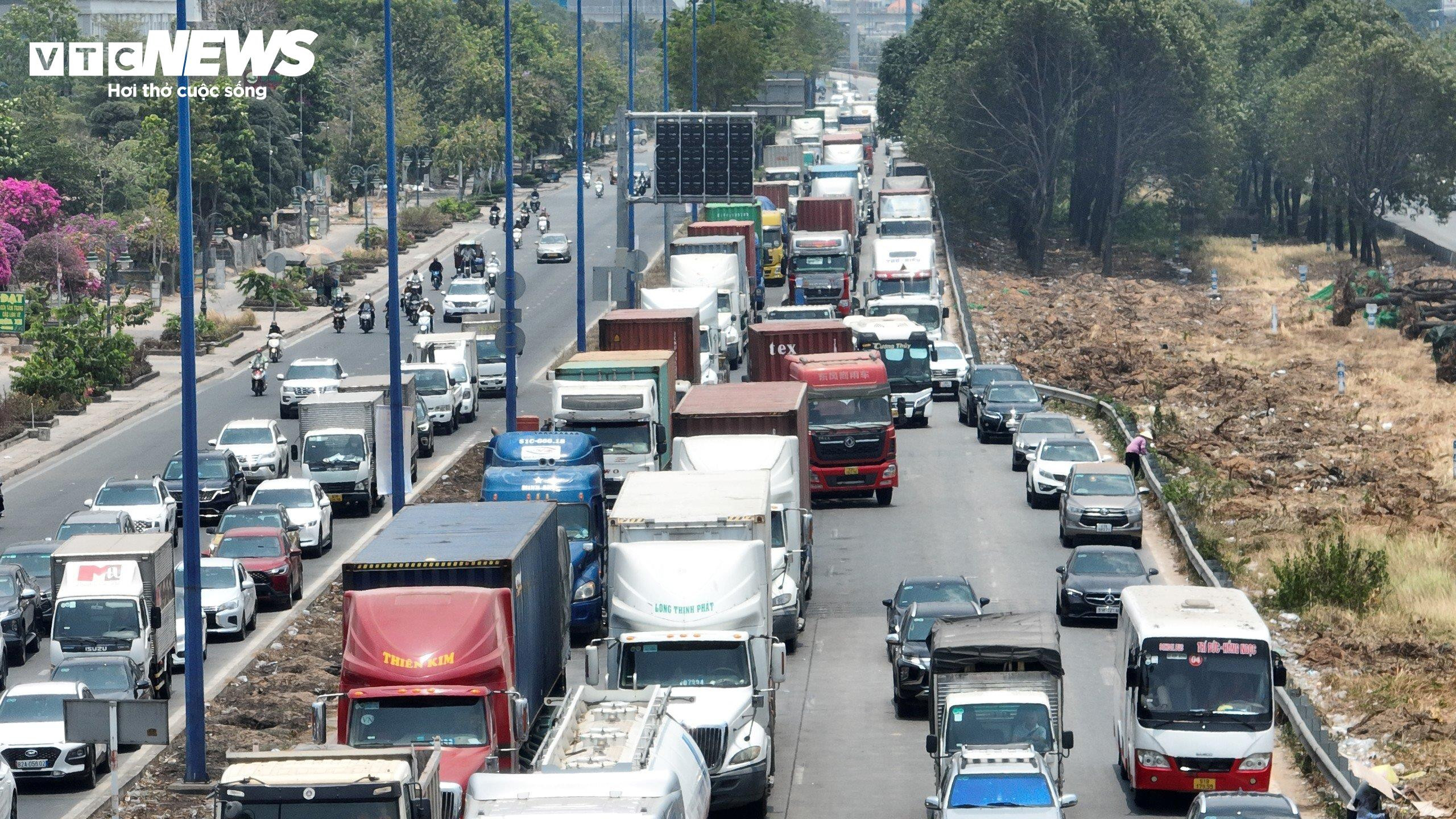 Cận cảnh nút giao lớn nhất TP.HCM trị giá gần 3.408 tỷ đồng sau 1 năm khởi công - 5