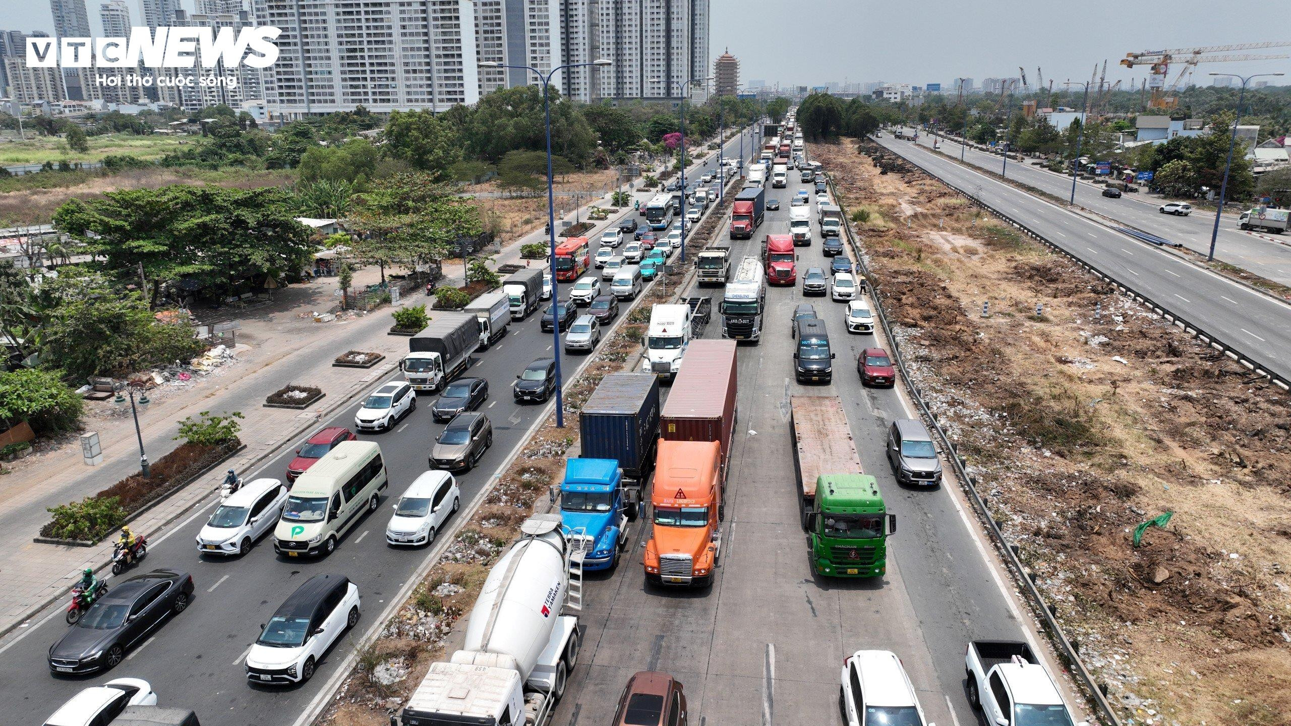 Cận cảnh nút giao lớn nhất TP.HCM trị giá gần 3.408 tỷ đồng sau 1 năm khởi công - 9