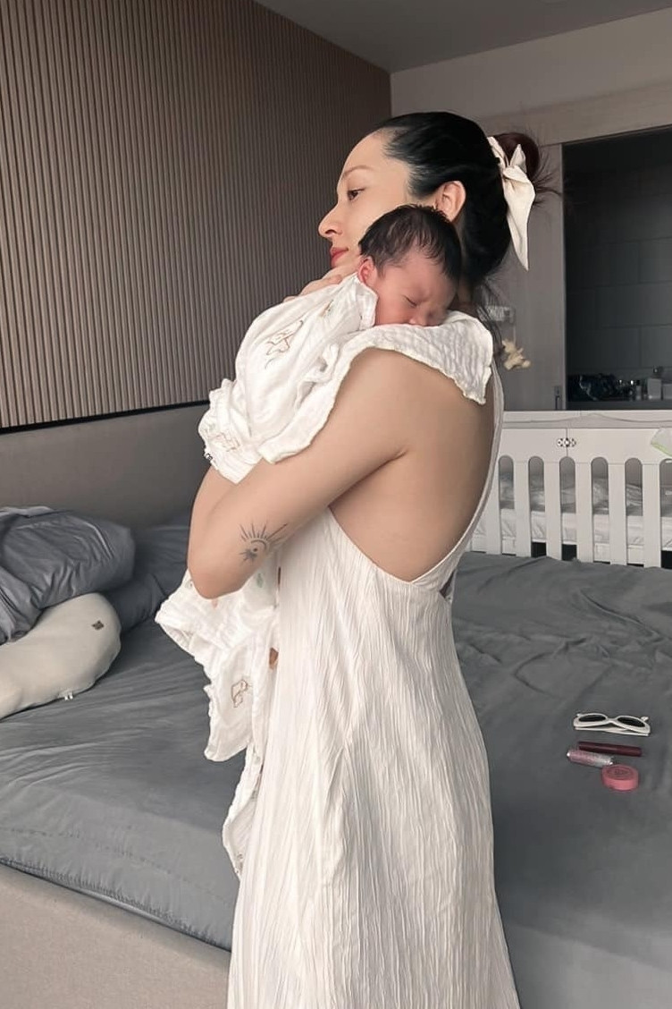 Sao Việt 1/5: Bảo Anh hé lộ ảnh con lúc mới sinh, Cường Đô La chăm con thay vợ - 1