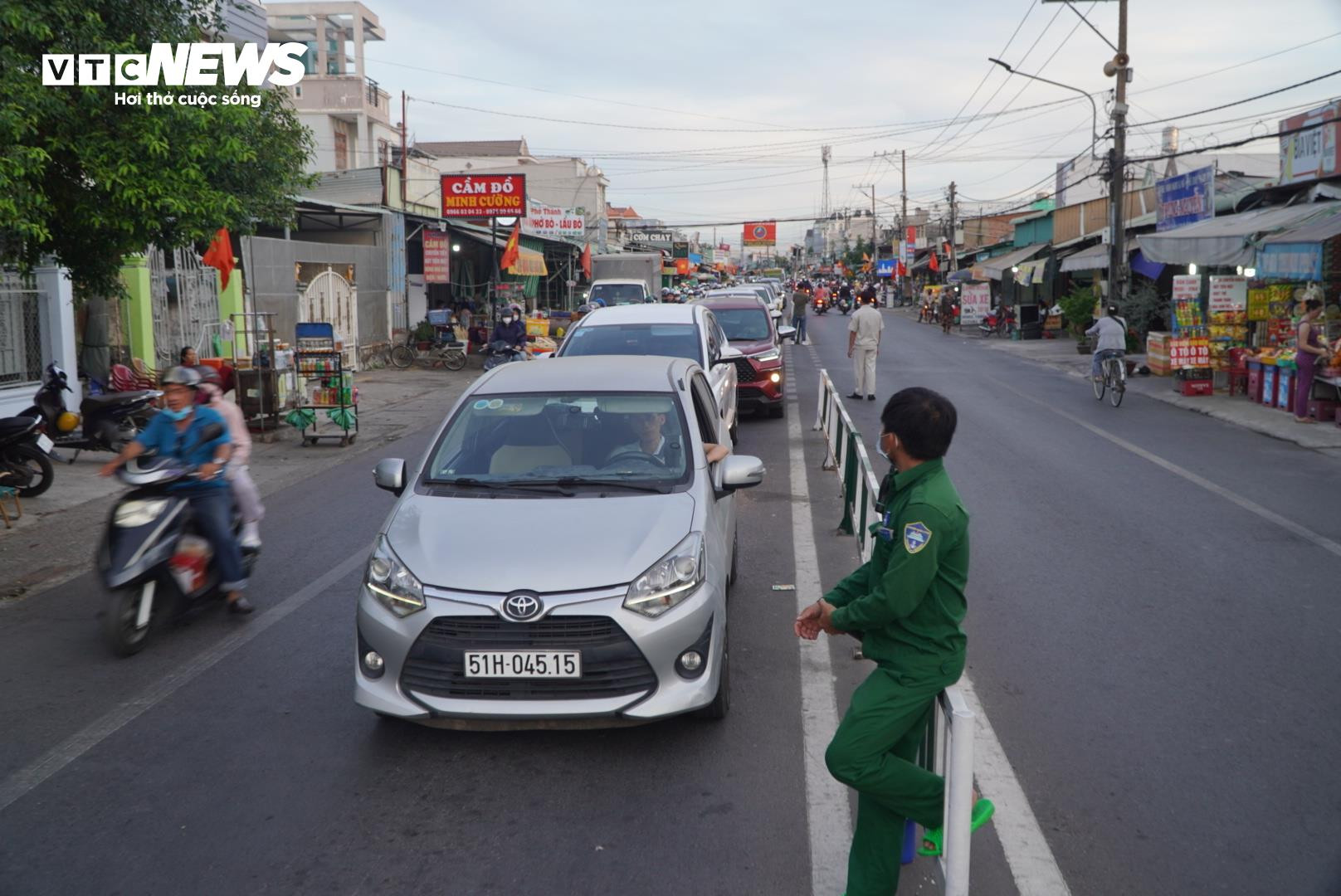 Chưa hết lễ, phà Cát Lái đã kẹt cứng hơn 3km, xe chờ hàng giờ để về TP.HCM - 2