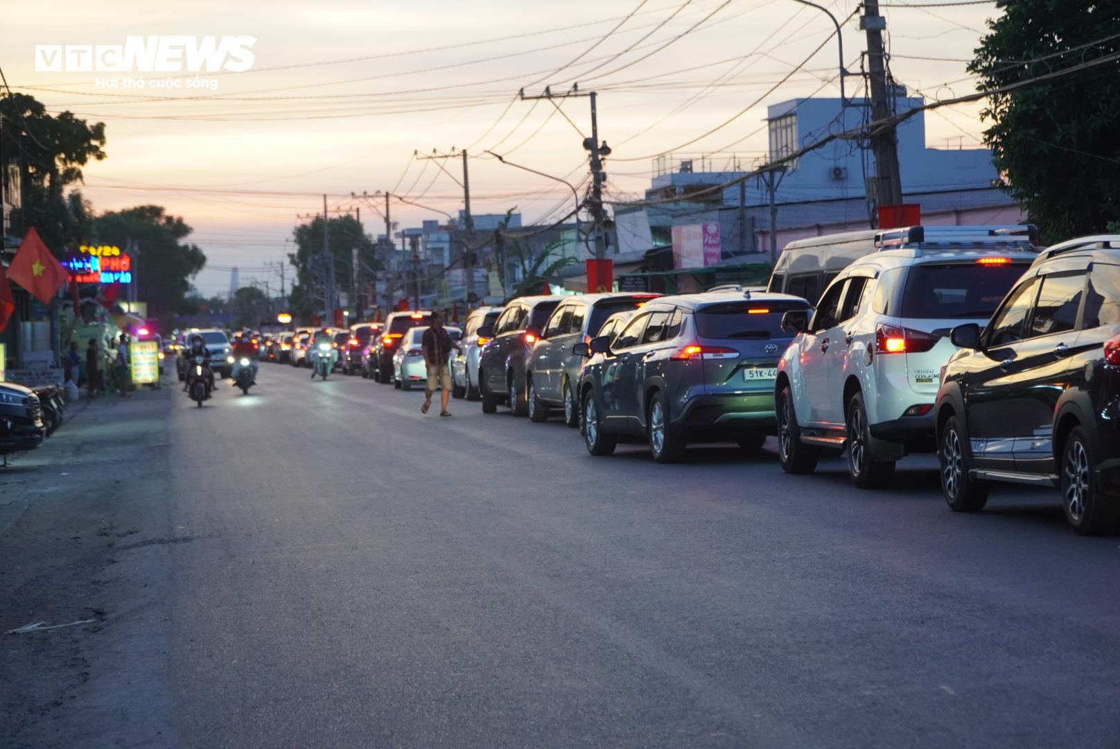 Chưa hết lễ, phà Cát Lái đã kẹt cứng hơn 3km, xe chờ hàng giờ để về TP.HCM - 3