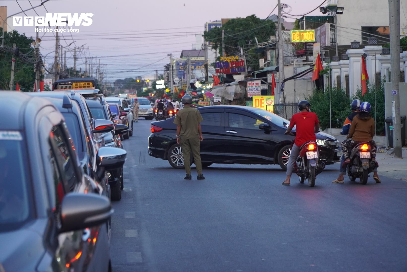 Chưa hết lễ, phà Cát Lái đã kẹt cứng hơn 3km, xe chờ hàng giờ để về TP.HCM - 9