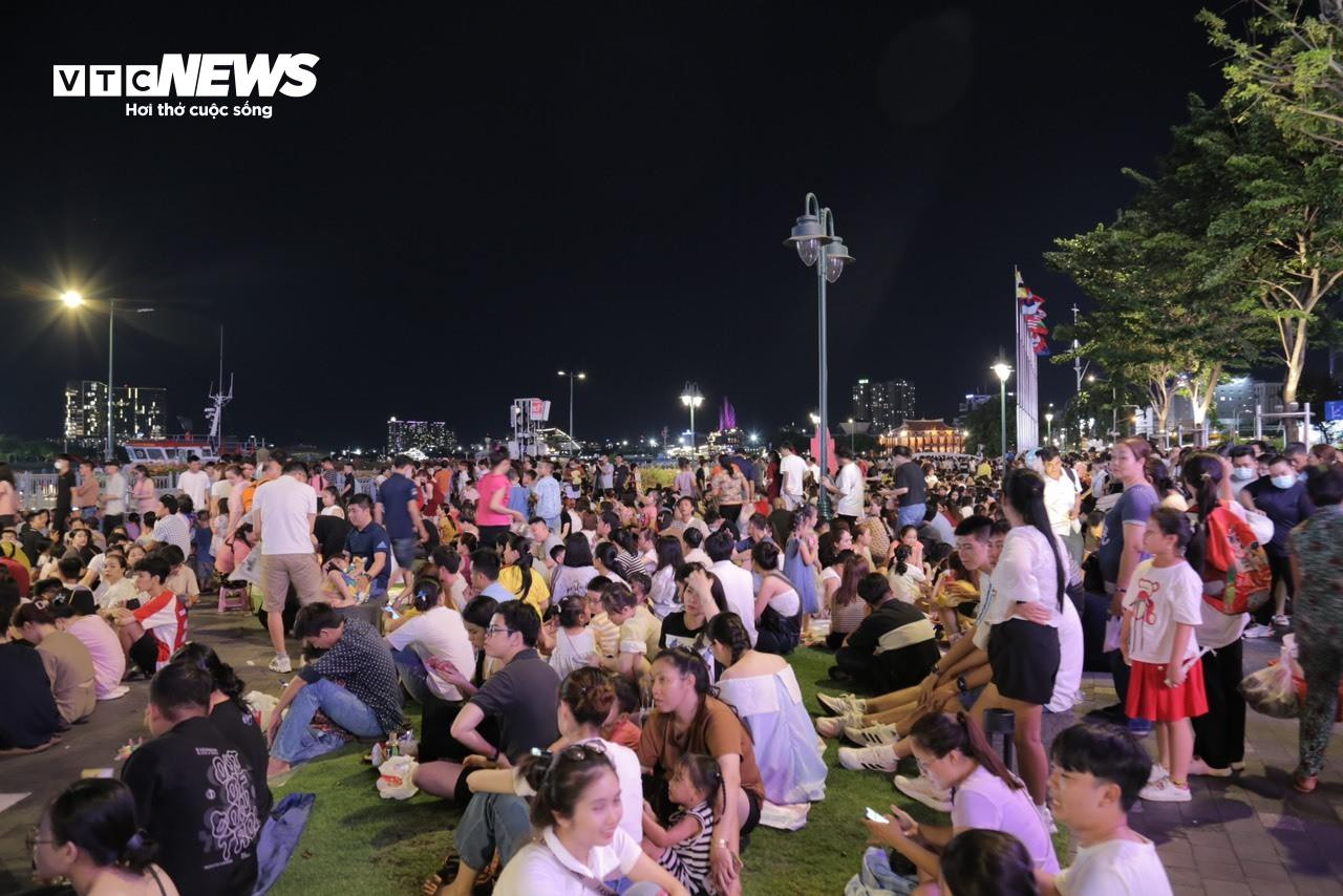 Biển người ùn ùn đổ vào trung tâm TP.HCM chờ xem pháo hoa tối 30/4 - 8