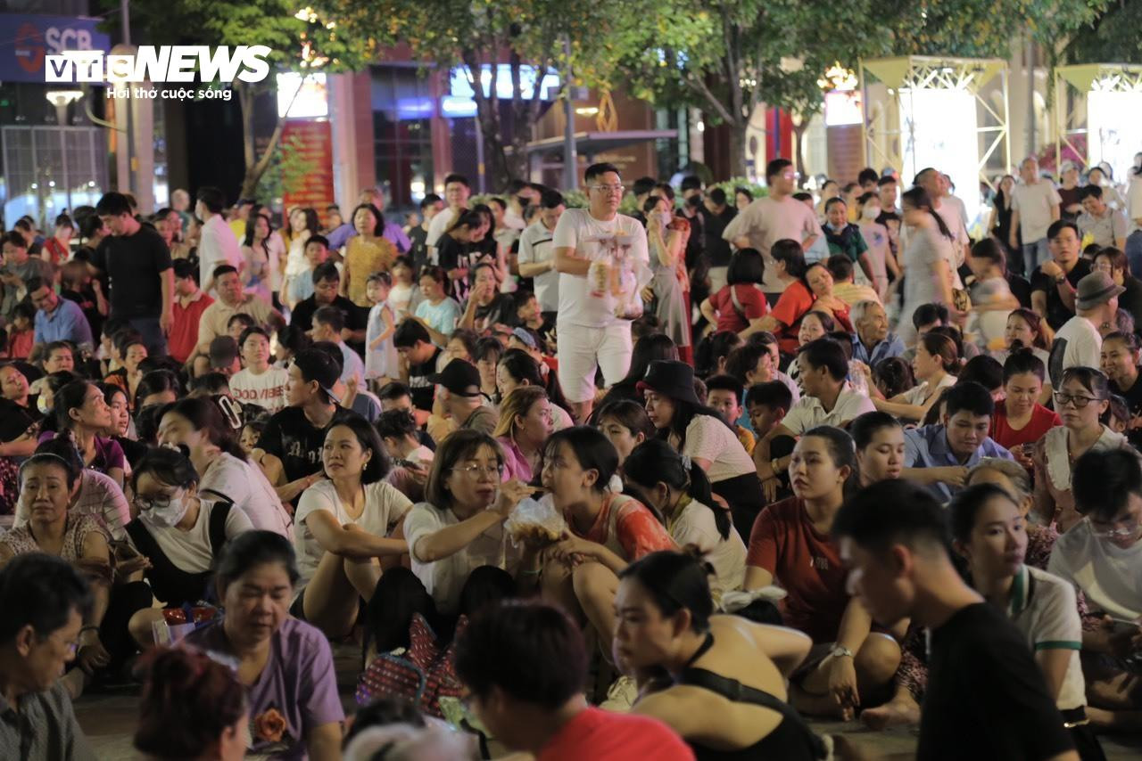 Biển người ùn ùn đổ vào trung tâm TP.HCM chờ xem pháo hoa tối 30/4 - 4