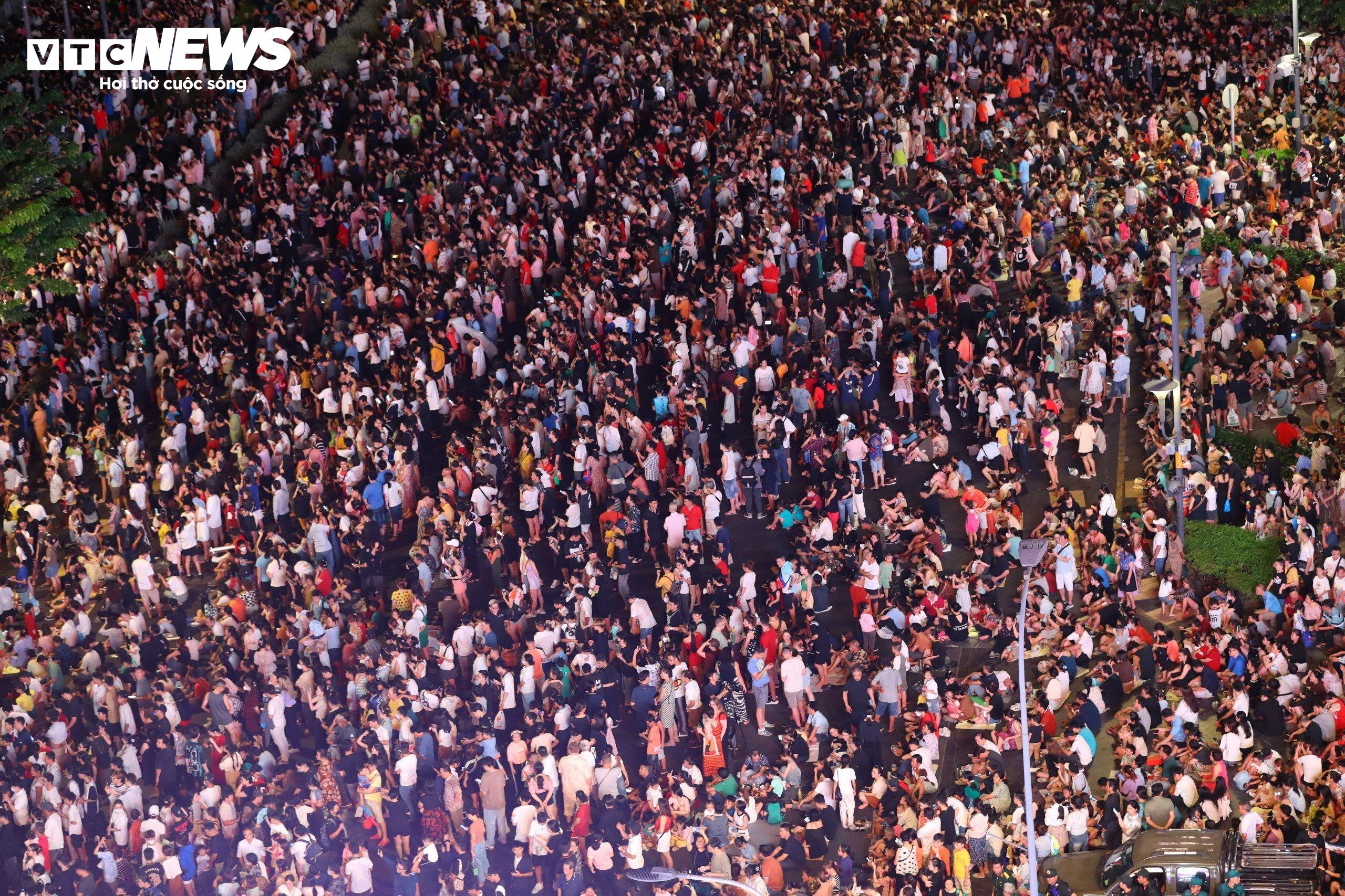 Pháo hoa rực sáng bầu trời TP.HCM mừng kỷ niệm 49 năm ngày thống nhất đất nước - 5