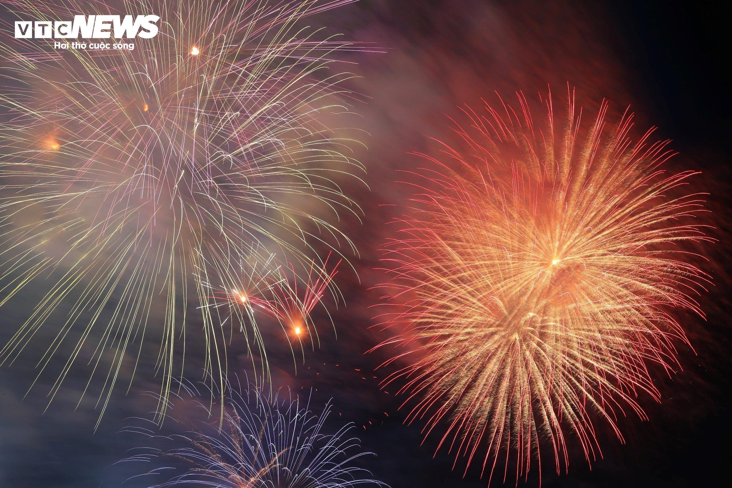 Pháo hoa rực sáng bầu trời TP.HCM mừng kỷ niệm 49 năm ngày thống nhất đất nước - 2