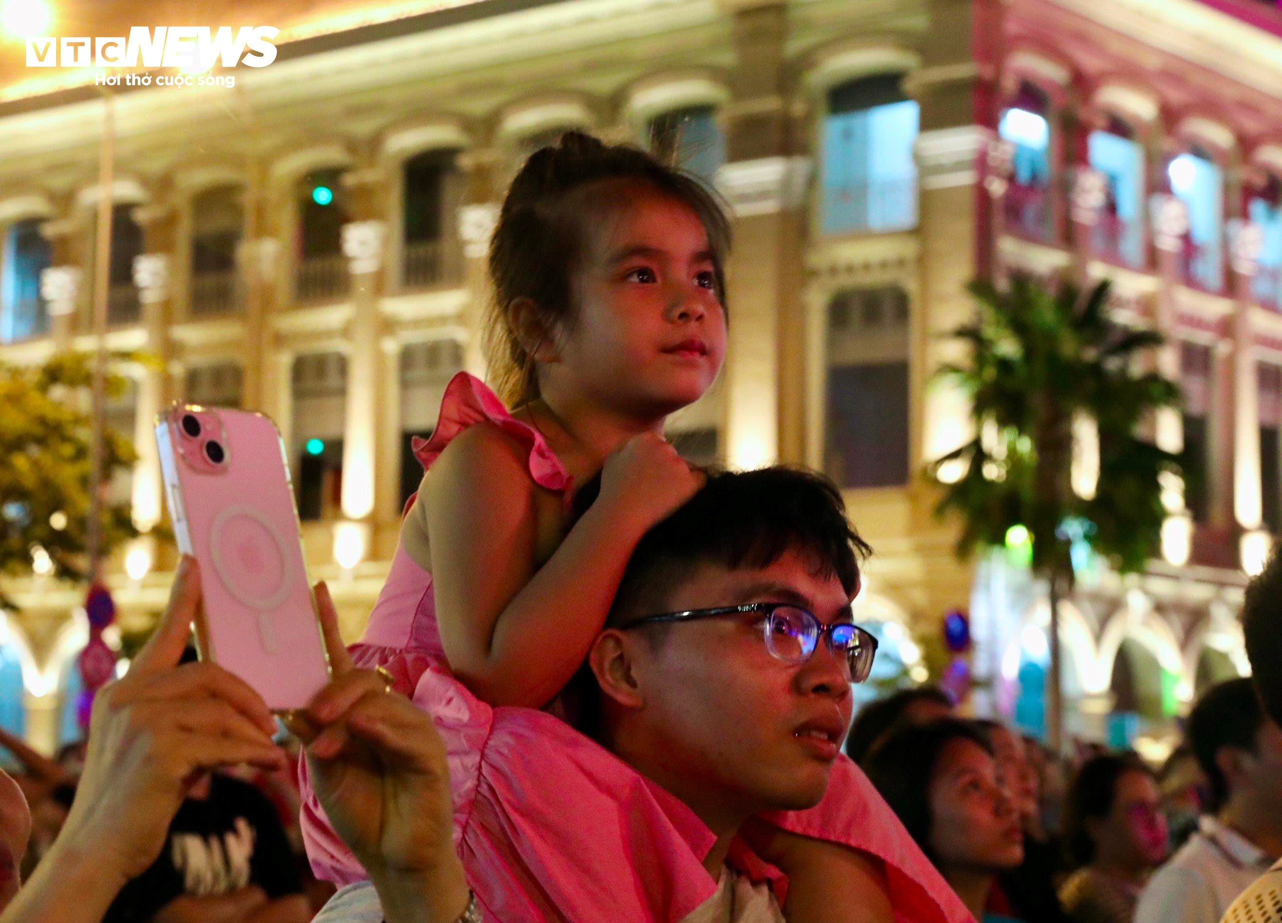 Pháo hoa rực sáng bầu trời TP.HCM mừng kỷ niệm 49 năm ngày thống nhất đất nước - 7