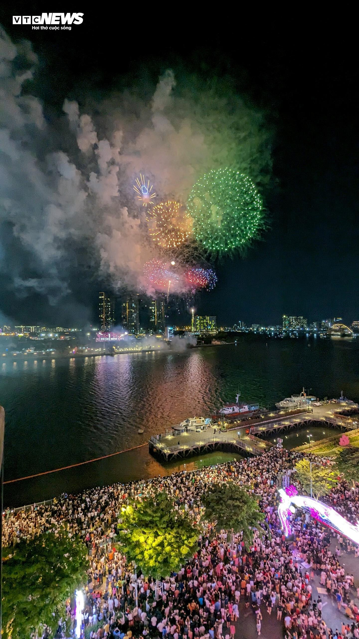 Pháo hoa rực sáng bầu trời TP.HCM mừng kỷ niệm 49 năm ngày thống nhất đất nước - 3