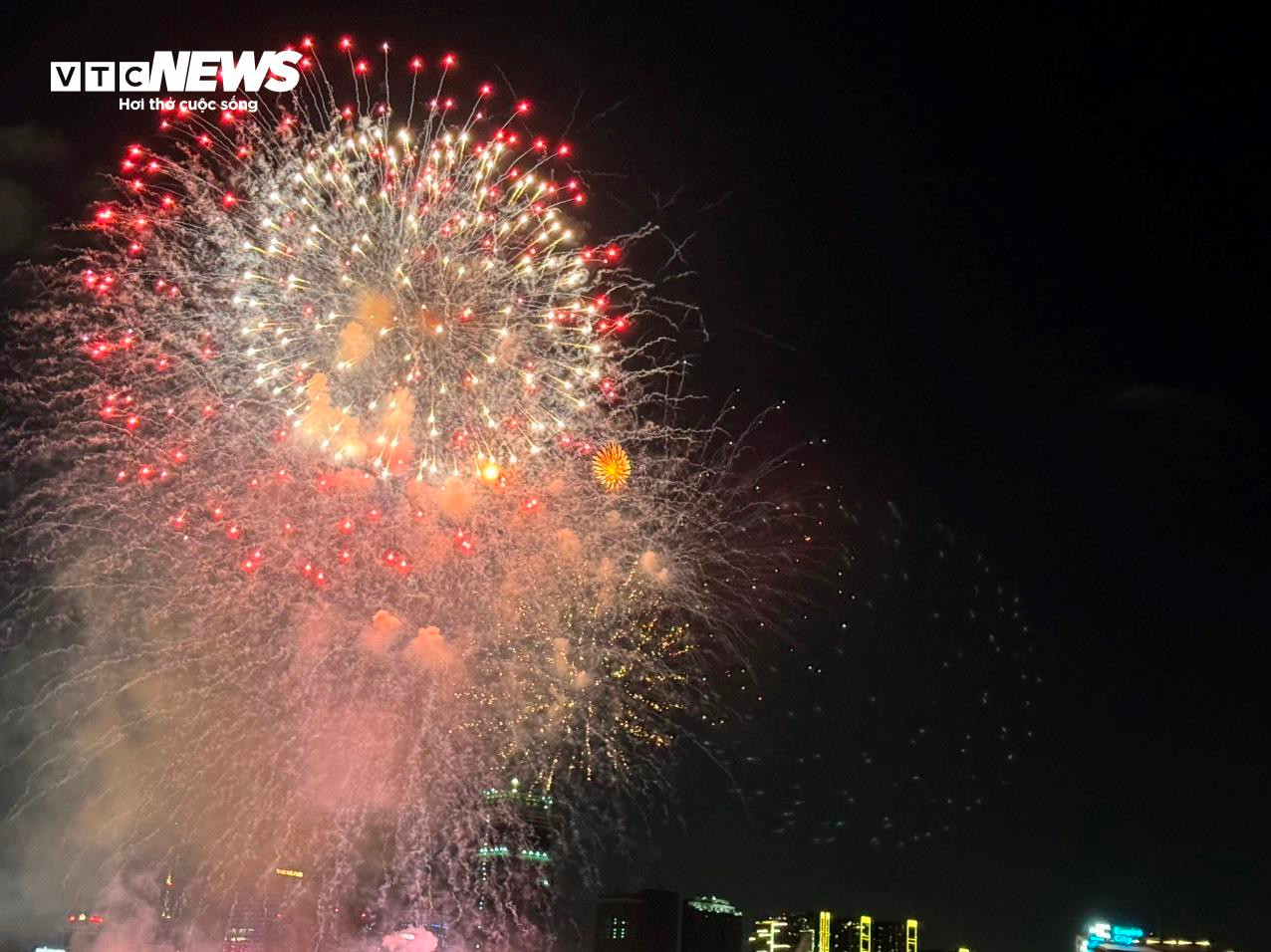 Pháo hoa rực sáng bầu trời TP.HCM mừng kỷ niệm 49 năm ngày thống nhất đất nước - 9