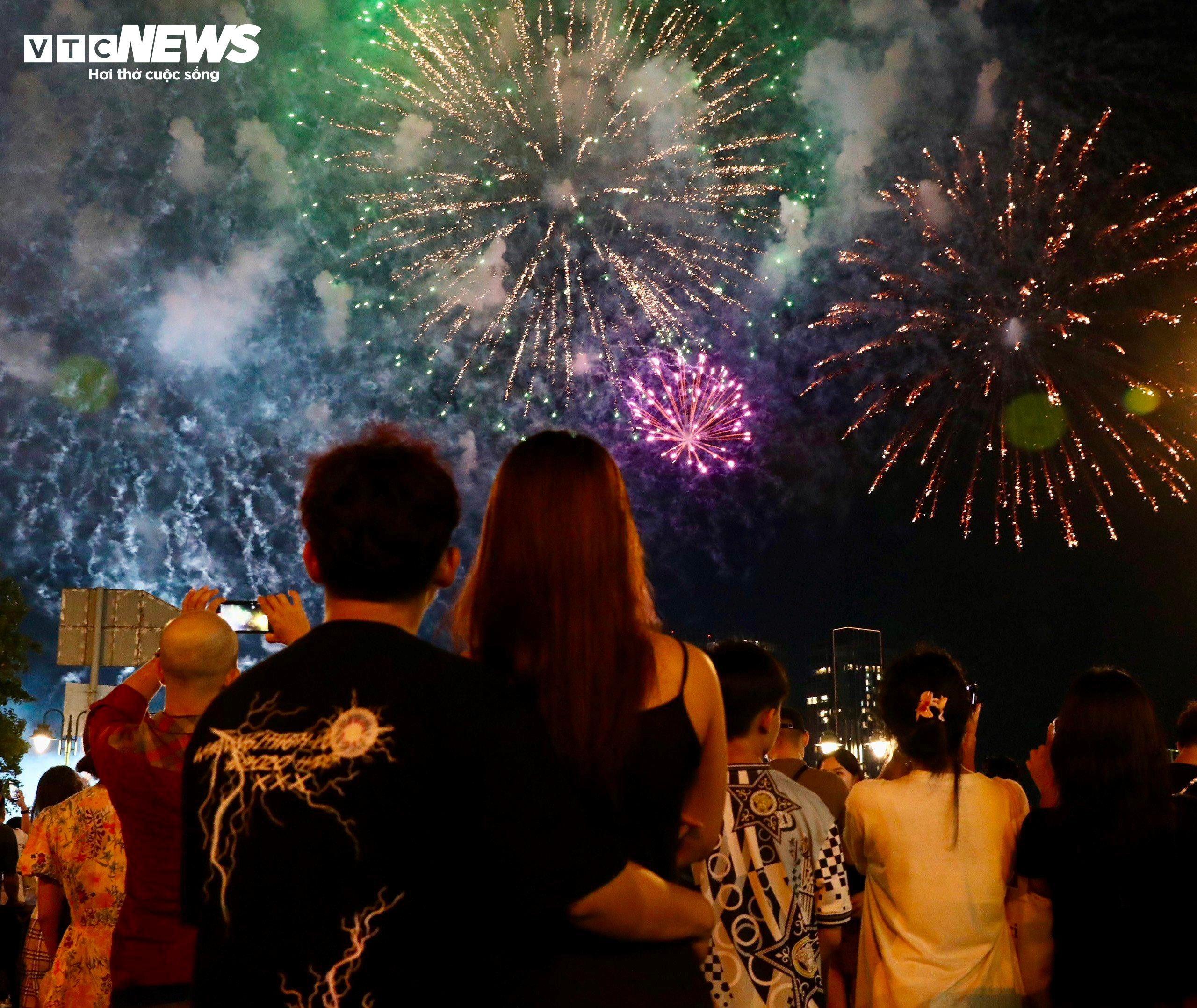 Pháo hoa rực sáng bầu trời TP.HCM mừng kỷ niệm 49 năm ngày thống nhất đất nước - 10