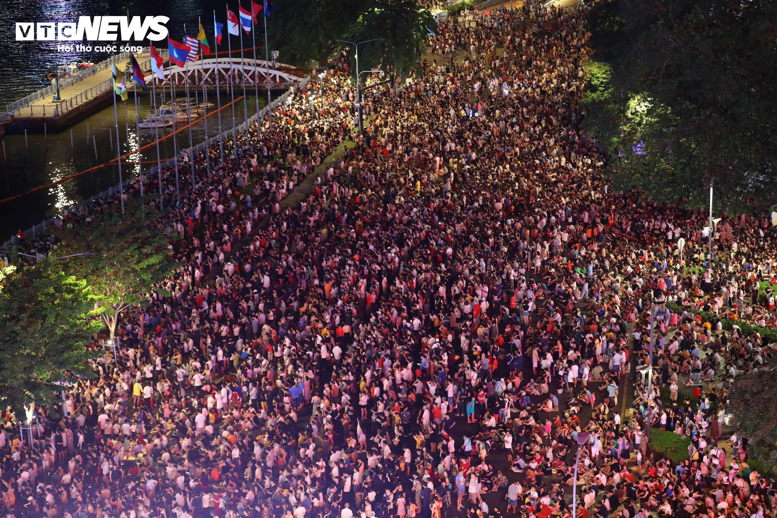 Pháo hoa rực sáng bầu trời TP.HCM mừng kỷ niệm 49 năm ngày thống nhất đất nước - 4