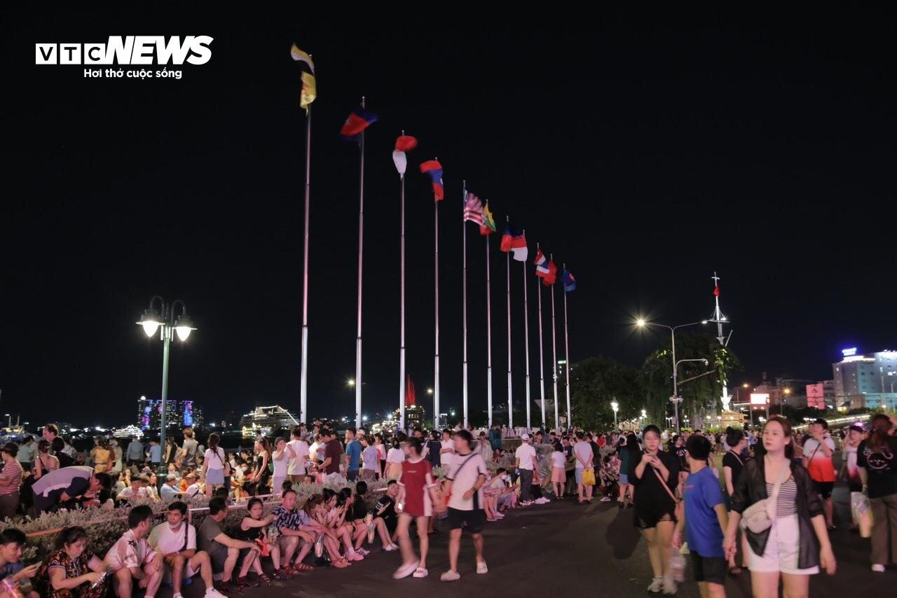 Biển người ùn ùn đổ vào trung tâm TP.HCM chờ xem pháo hoa tối 30/4 - 9