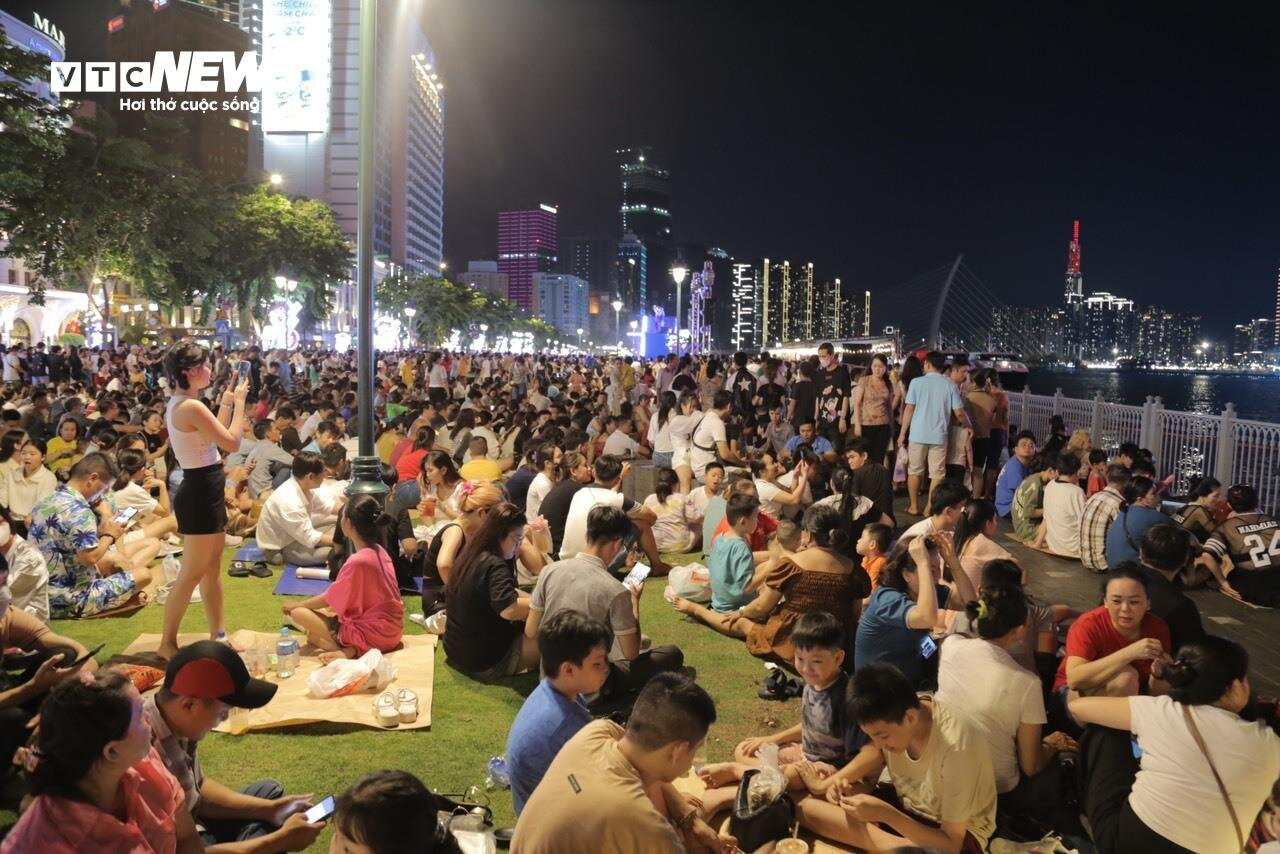 Biển người ùn ùn đổ vào trung tâm TP.HCM chờ xem pháo hoa tối 30/4 - 7