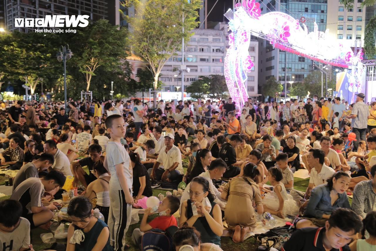 Biển người ùn ùn đổ vào trung tâm TP.HCM chờ xem pháo hoa tối 30/4 - 6