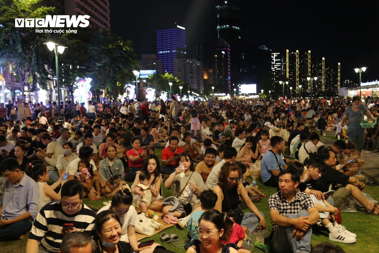 Biển người ùn ùn đổ vào trung tâm TP.HCM chờ xem pháo hoa tối 30/4 - 5