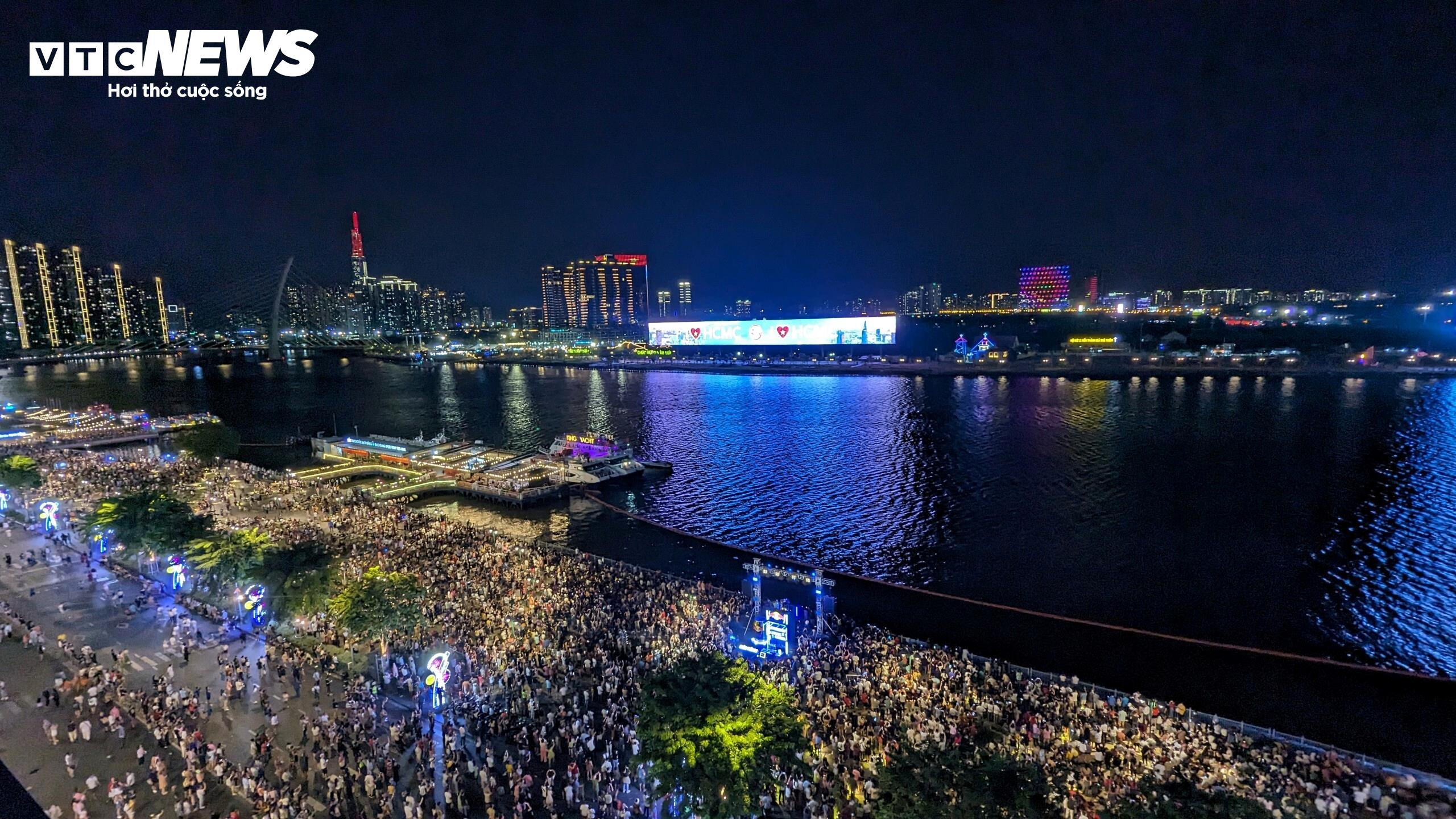 Biển người ùn ùn đổ vào trung tâm TP.HCM chờ xem pháo hoa tối 30/4 - 10