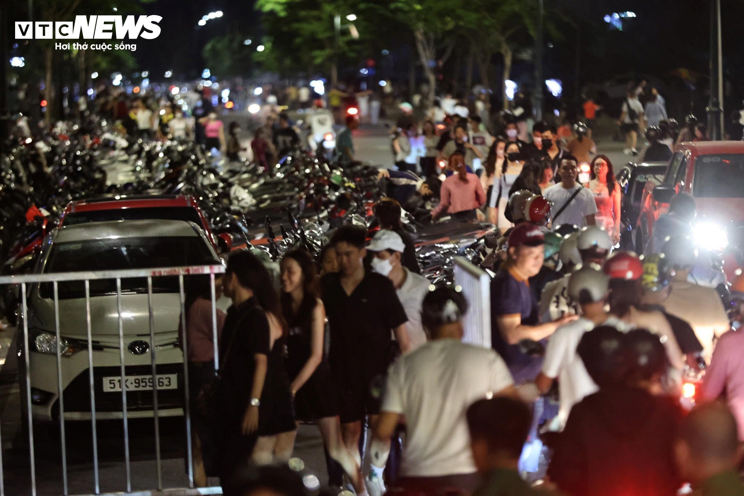 Biển người ùn ùn đổ vào trung tâm TP.HCM chờ xem pháo hoa tối 30/4 - 2