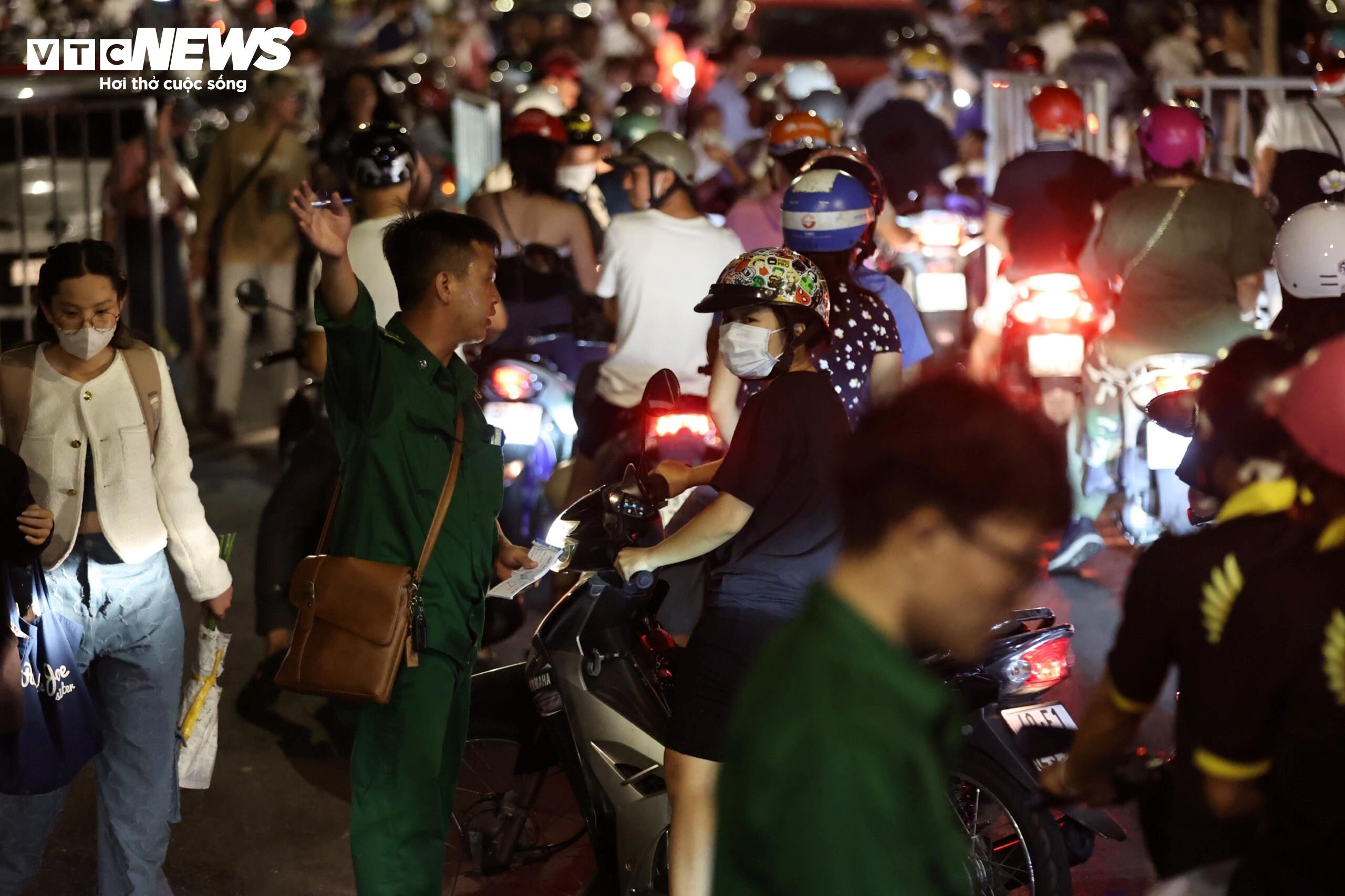 Biển người ùn ùn đổ vào trung tâm TP.HCM chờ xem pháo hoa tối 30/4 - 1