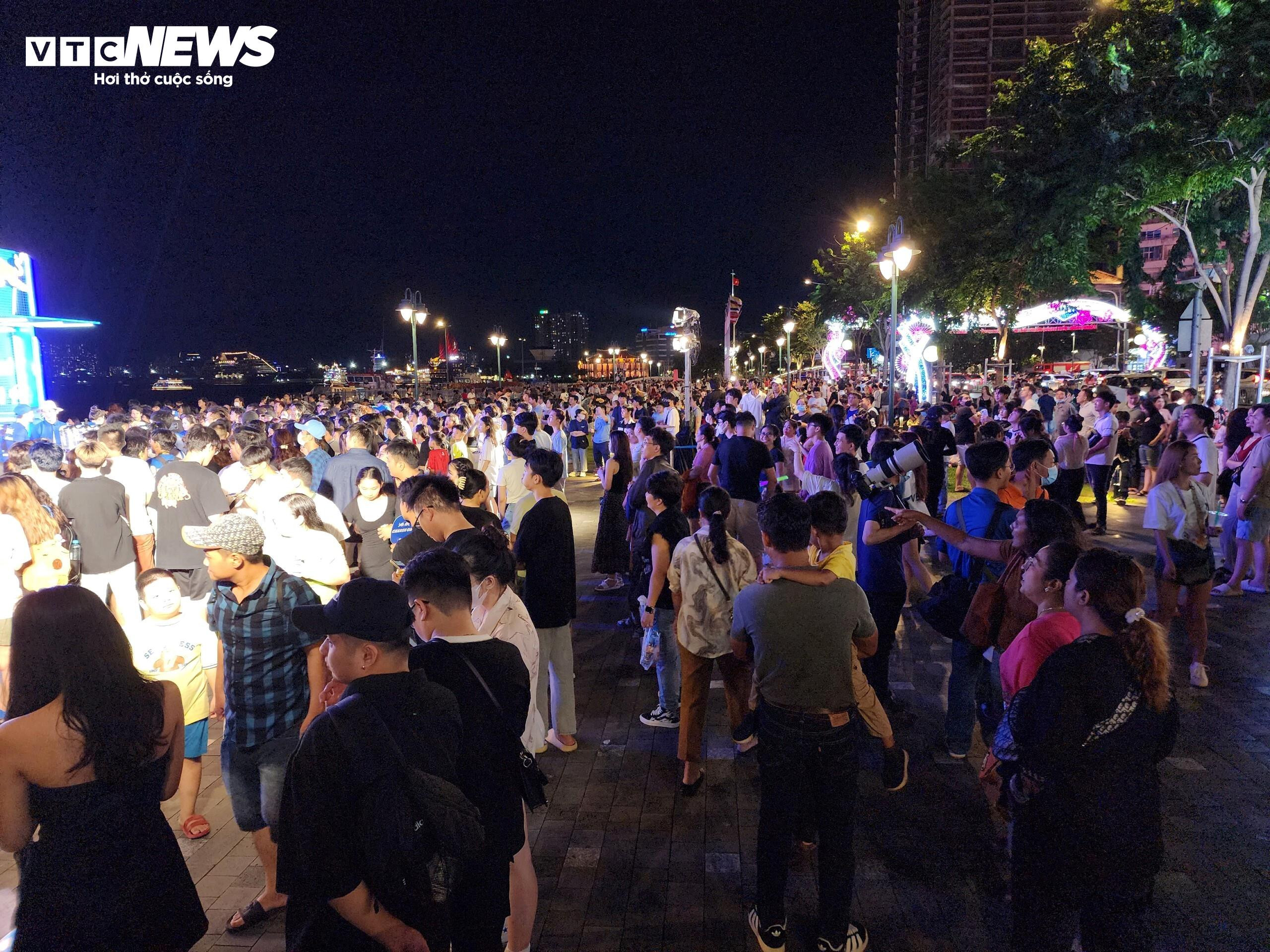 Biển người ùn ùn đổ vào trung tâm TP.HCM chờ xem pháo hoa tối 30/4 - 3
