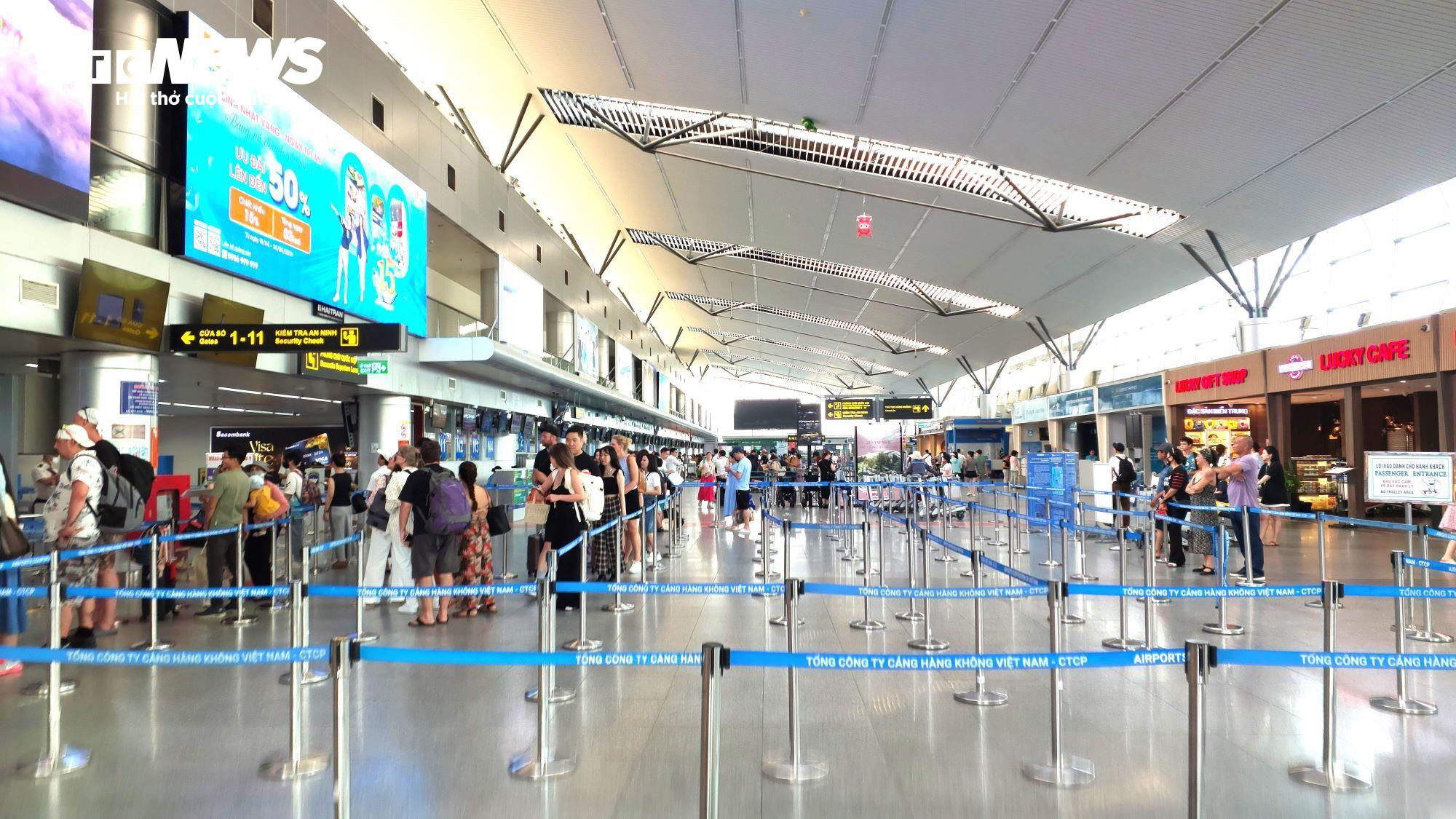 Ngày cuối kỳ nghỉ lễ ở Đà Nẵng: Sân bay thưa thớt, ga tàu nhộn nhịp - 1