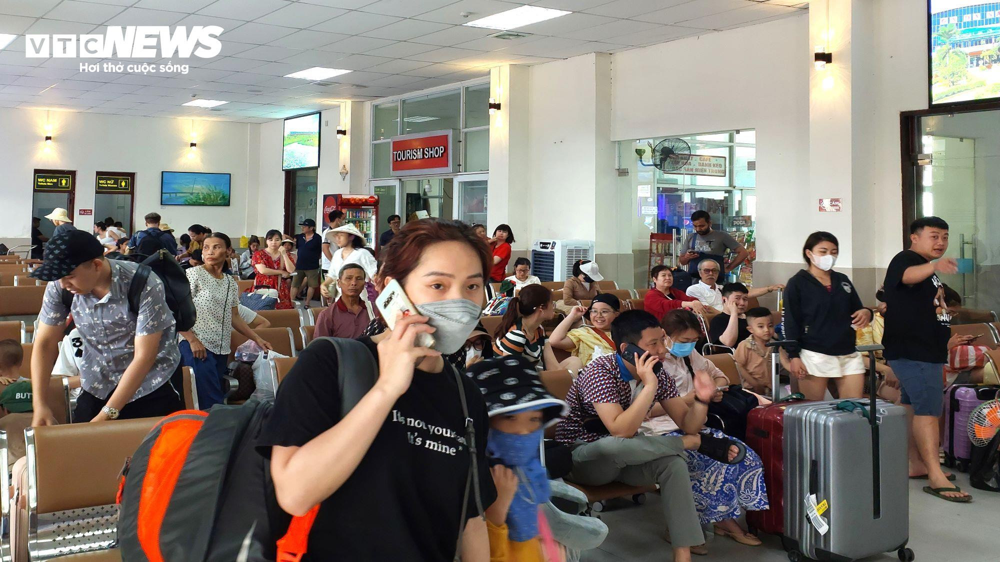 Ngày cuối kỳ nghỉ lễ ở Đà Nẵng: Sân bay thưa thớt, ga tàu nhộn nhịp - 8