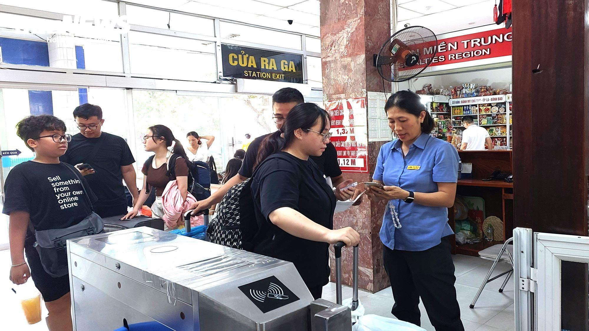 Ngày cuối kỳ nghỉ lễ ở Đà Nẵng: Sân bay thưa thớt, ga tàu nhộn nhịp - 9