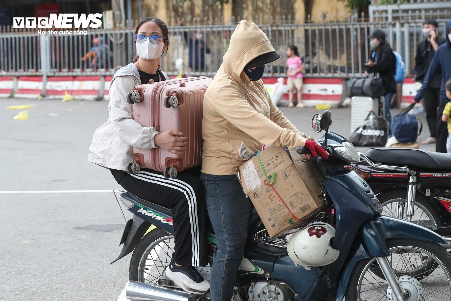 Lỉnh kỉnh quà quê trở lại Hà Nội sau kỳ nghỉ lễ - 7