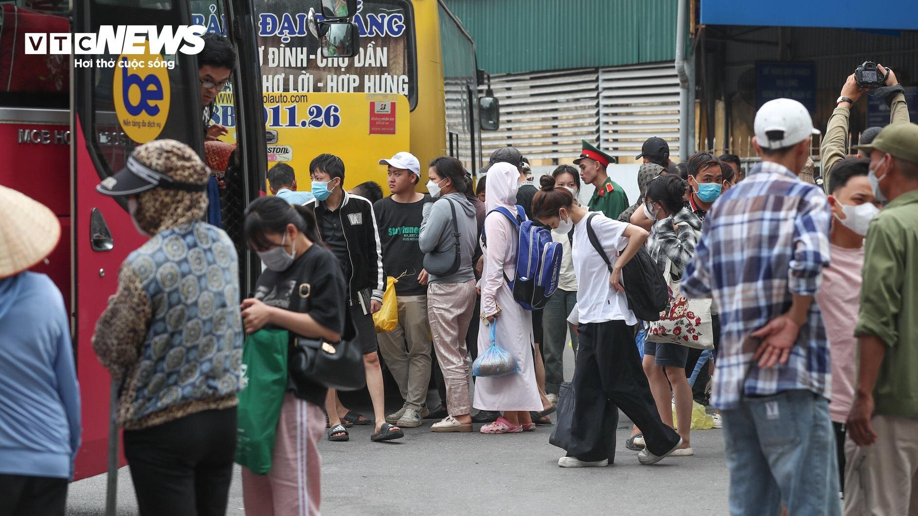 Lỉnh kỉnh quà quê trở lại Hà Nội sau kỳ nghỉ lễ - 2